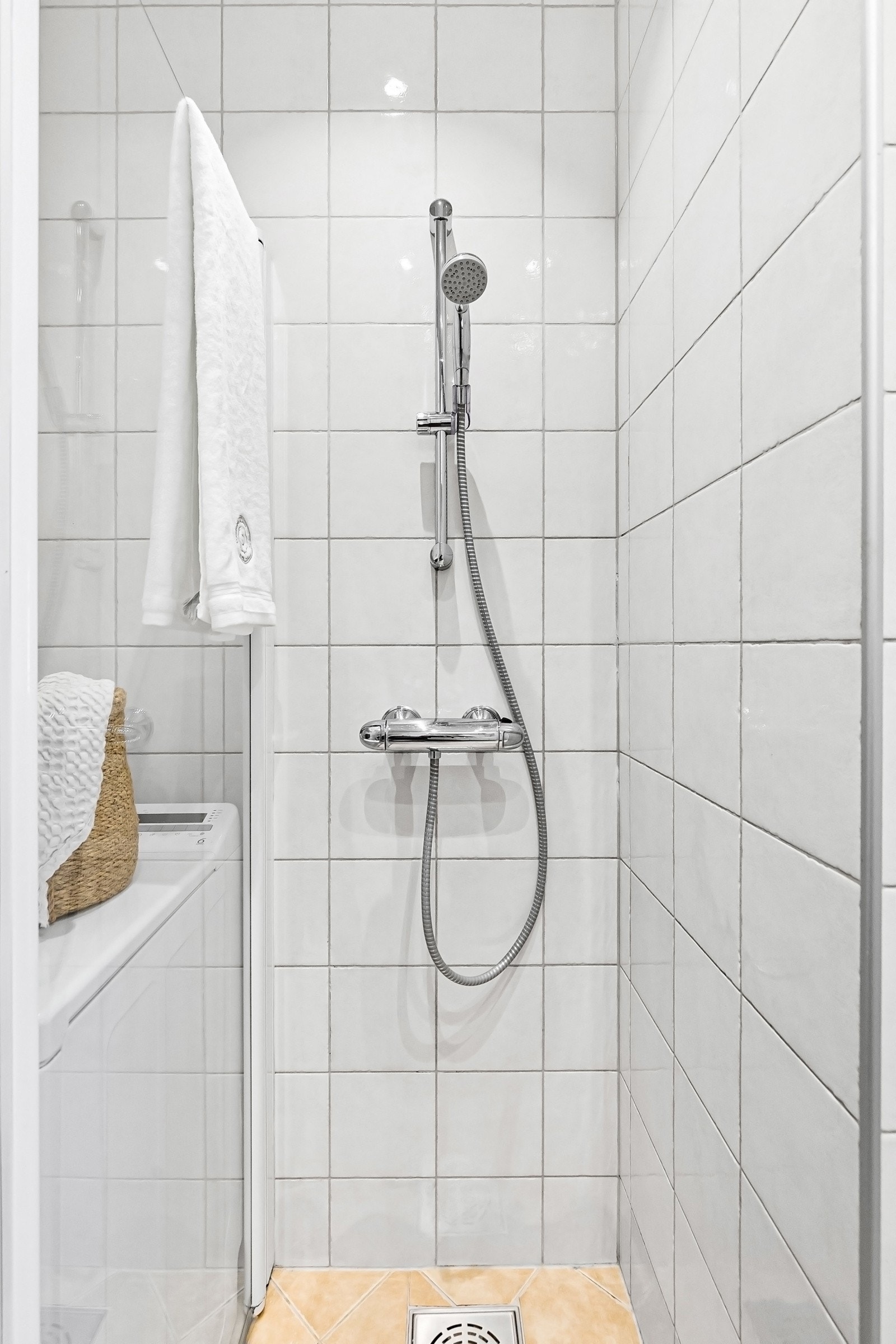 Badet har en god størrelse, og inneholder dusjhjørne, wc og nedfelt servant i skapinnredning Galleribilde