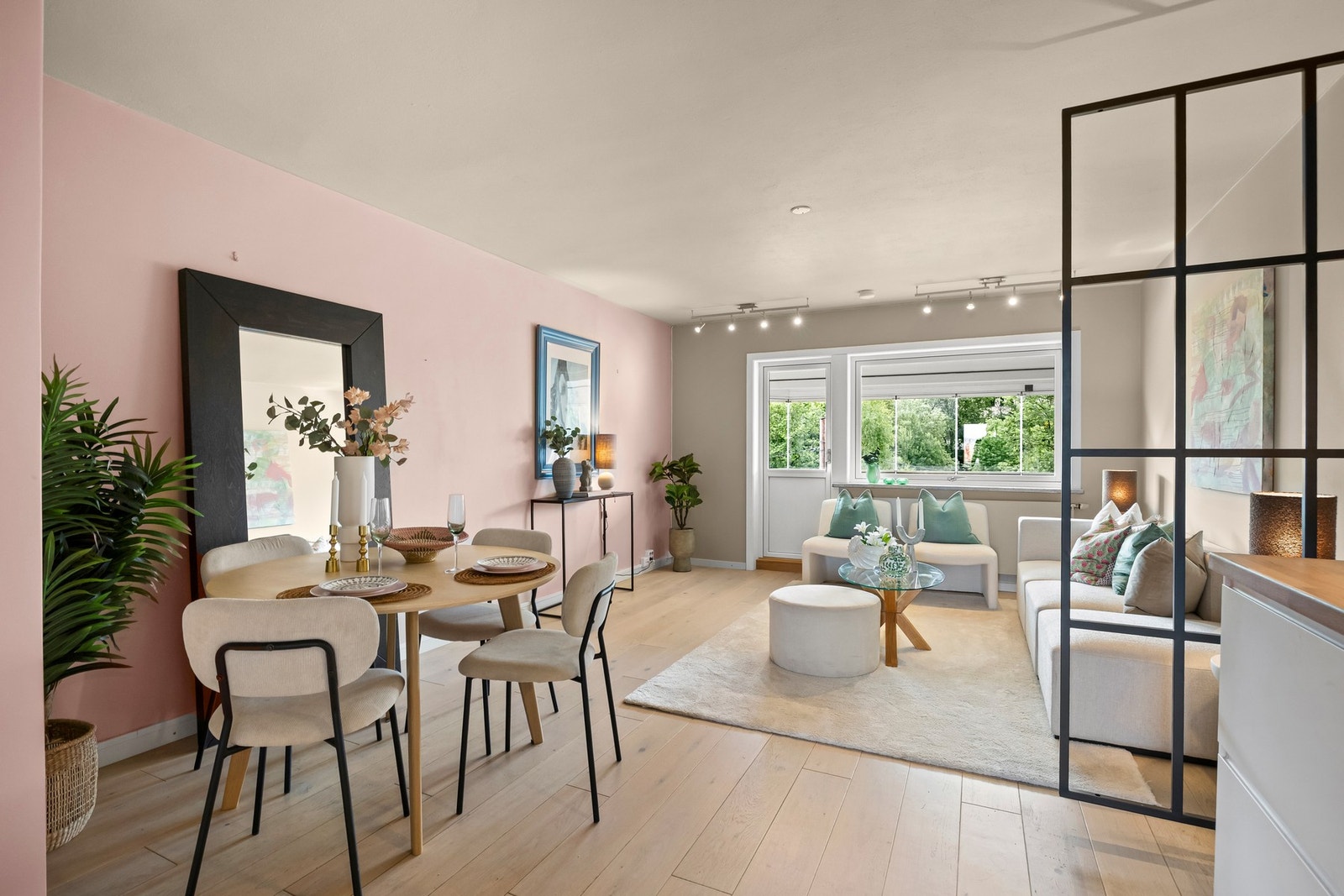 Gulvet er belagt med 1-stavs parkett, og veggene har glatte, malte flater i lyse toner Galleribilde