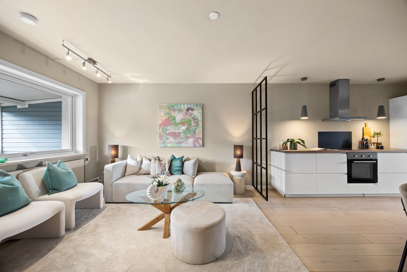 Store vindusflater sørger for godt dagslys Galleribilde