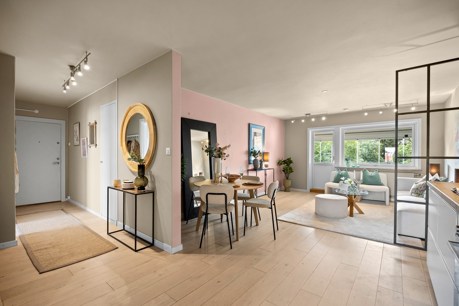 Stuen har en åpen planløsning med et integrert kjøkken, noe som gir gode muligheter for fleksibel møblering Galleribilde