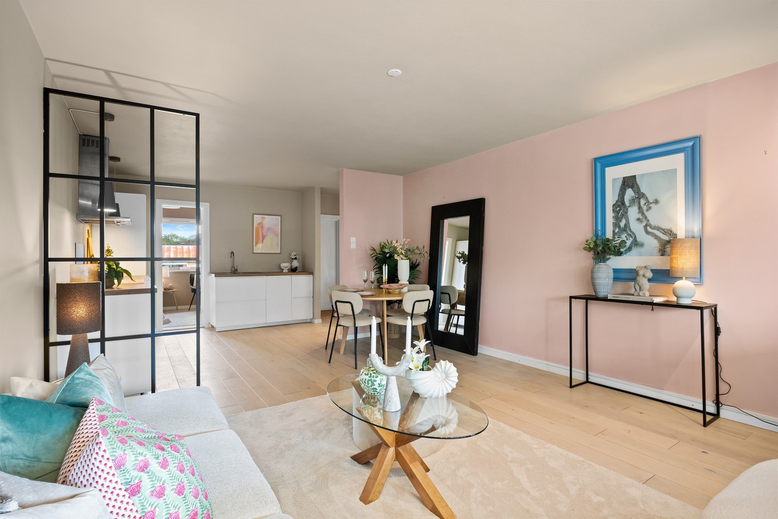 Et lyst og åpent allrom med stue og kjøkken kombinert Galleribilde