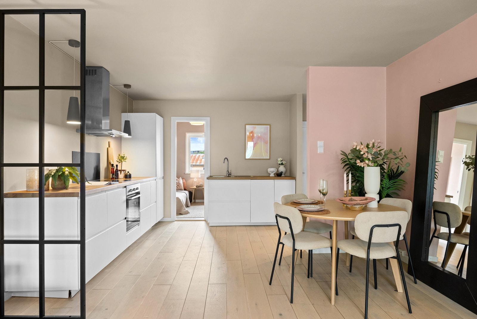 I den ene enden finner man et stort kjøkken utstyrt med glatte fronter og en benkeplate i heltre Galleribilde