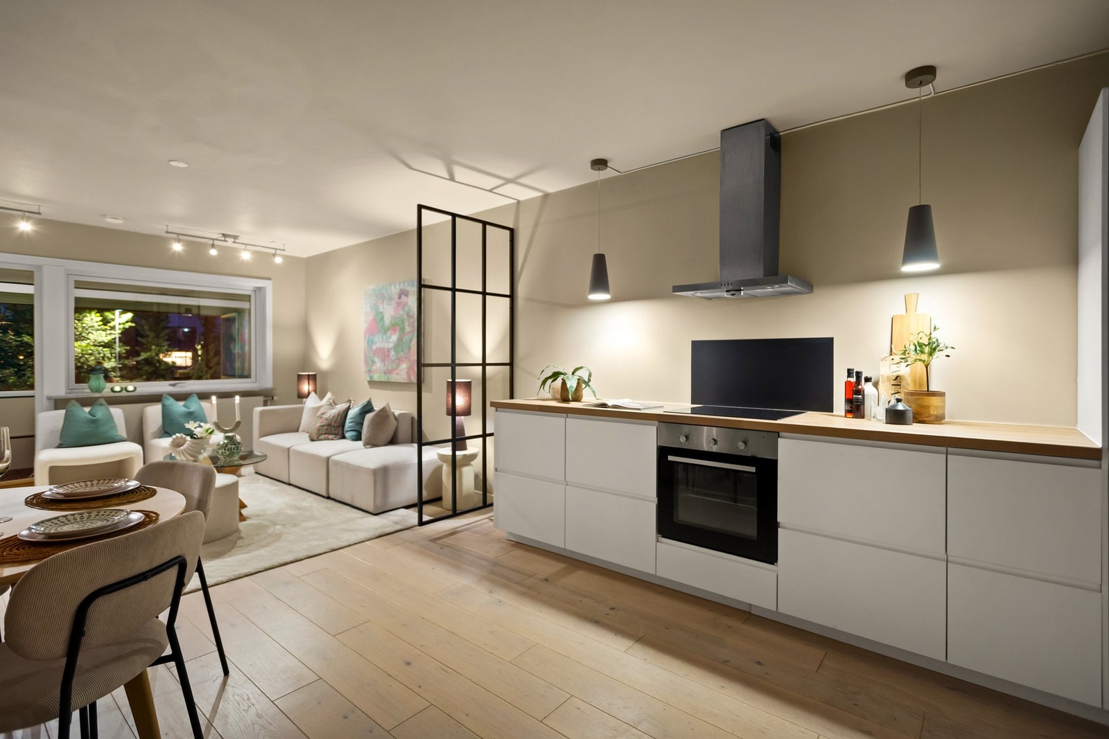 Stilrent og moderne oppholdsrom med plass til flere møbleringssoner Galleribilde