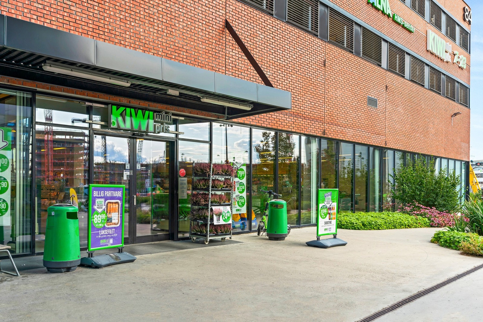 I Ulvenveien finner man ytterligere dagligvaretilbud, som Kiwi m.m. Galleribilde
