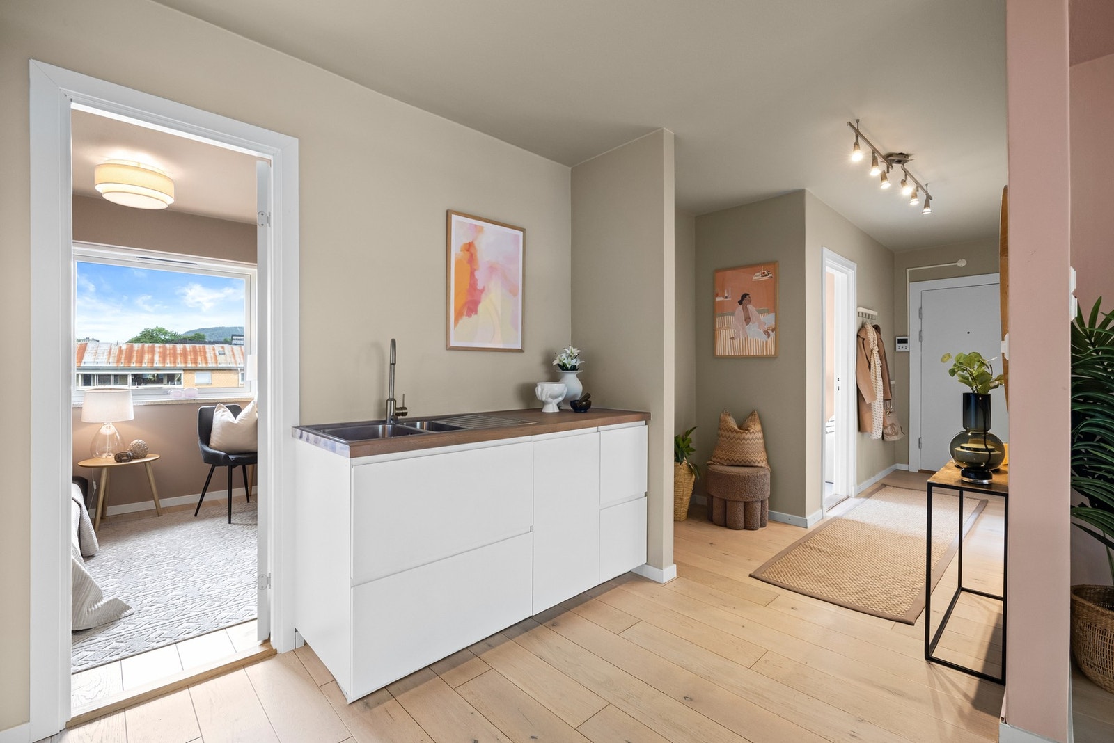 I enden av rommet er det adkomst til et av to soverom som nylig ble etablert Galleribilde