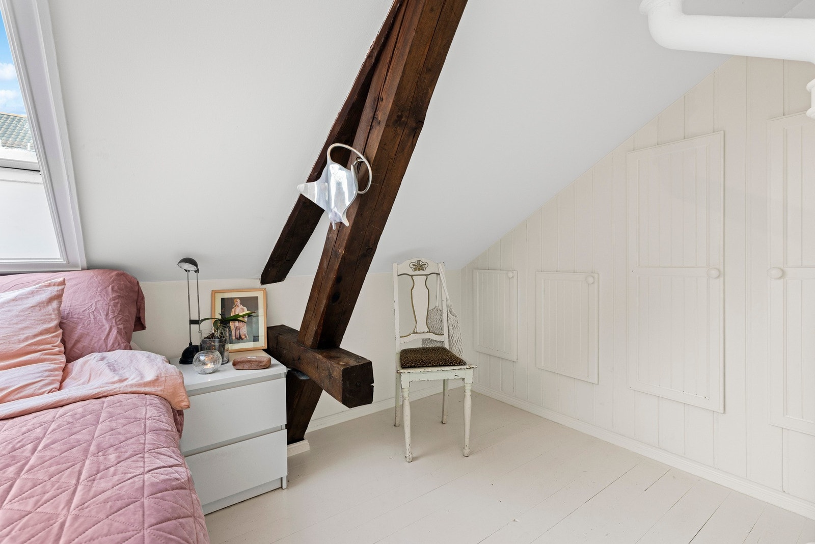 Et lunt og funksjonelt soverom med plass til både dobbeltseng og nattbord. Galleribilde