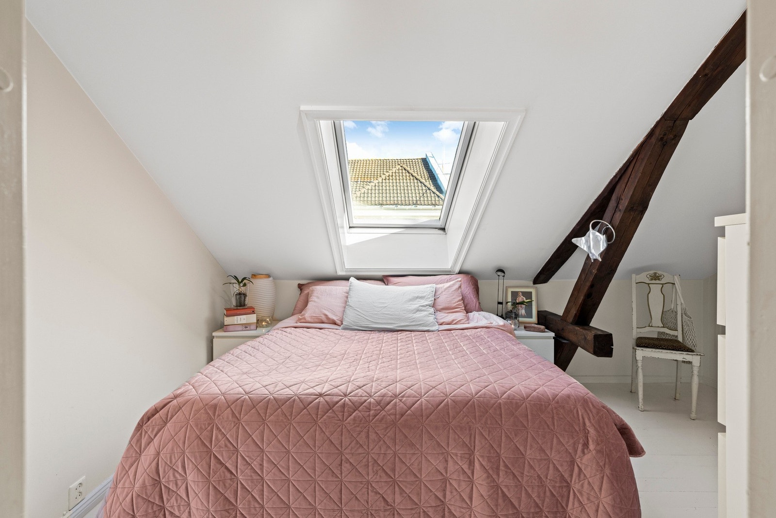 Soverommet har takvindu som lar deg sovne til synet av stjernehimmelen. Galleribilde