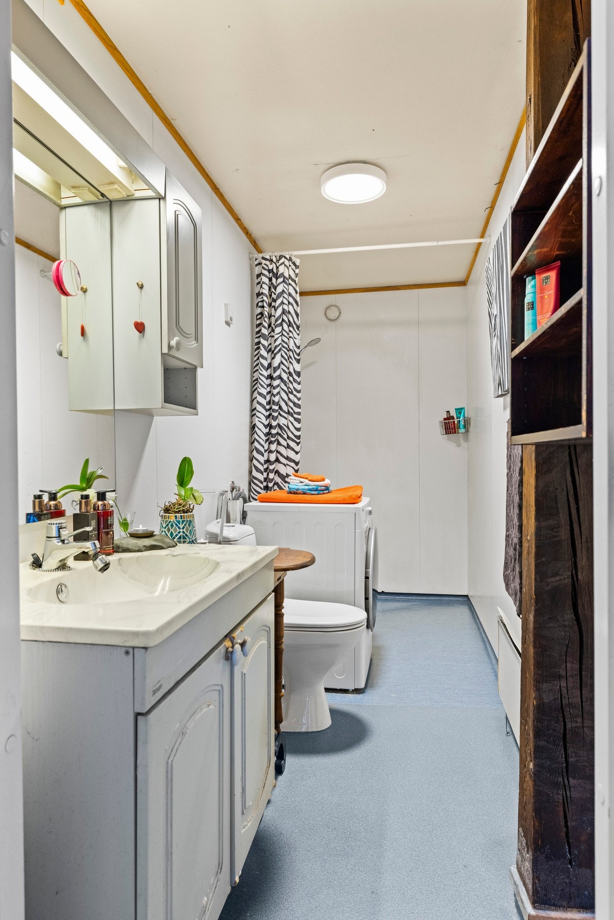 Romslig bad med opplegg for vaskemaskin. Galleribilde