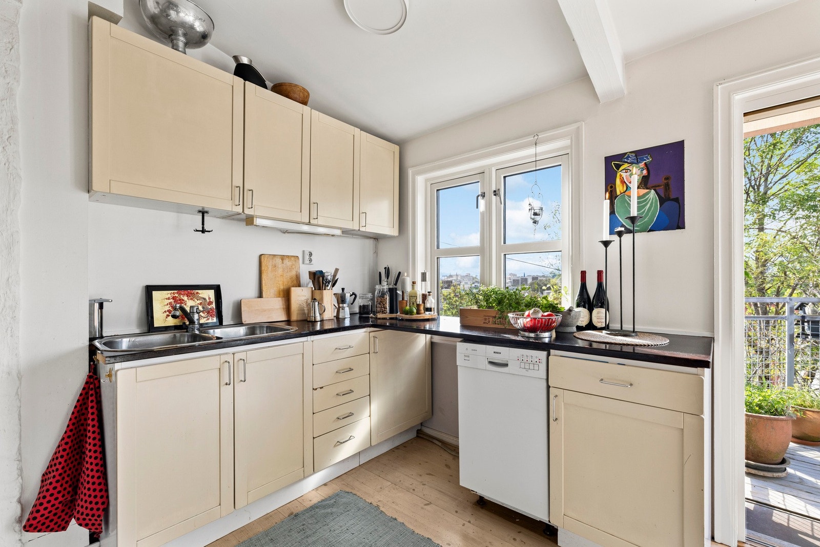 Kjøkkenet har opplegg for oppvaskmaskin. Galleribilde