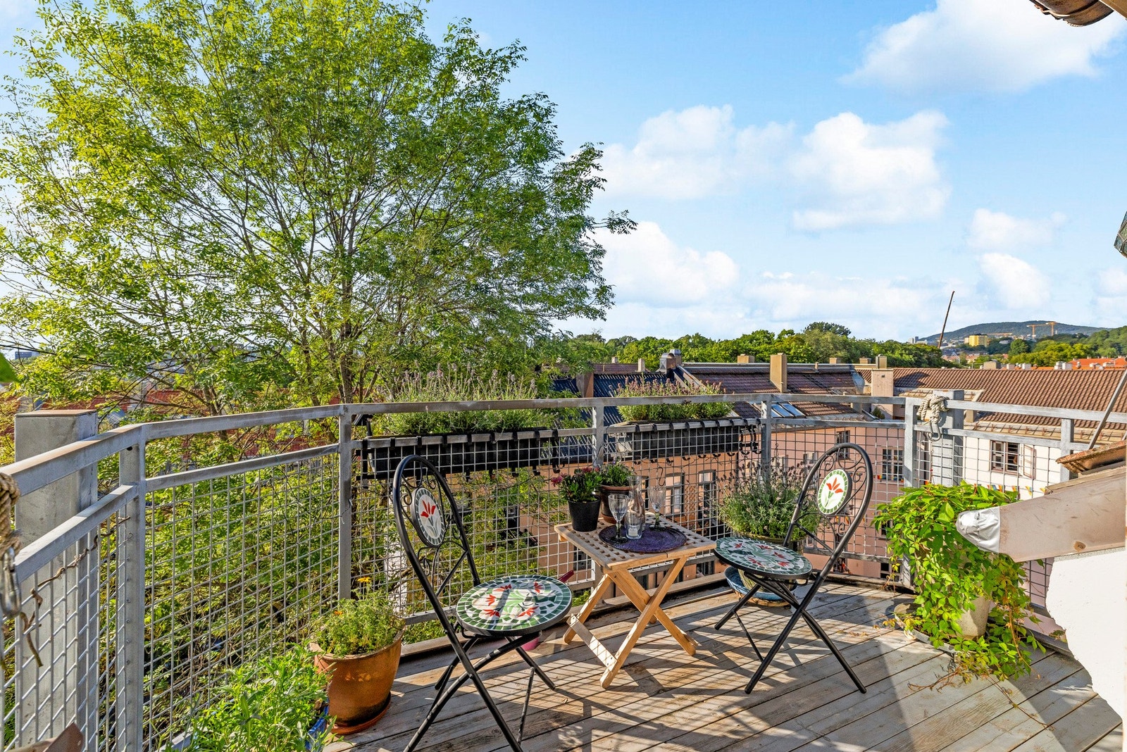 Her får du en lun og skjermet balkong hvor du kan nyte solen og frisk luft midt i byen. Galleribilde