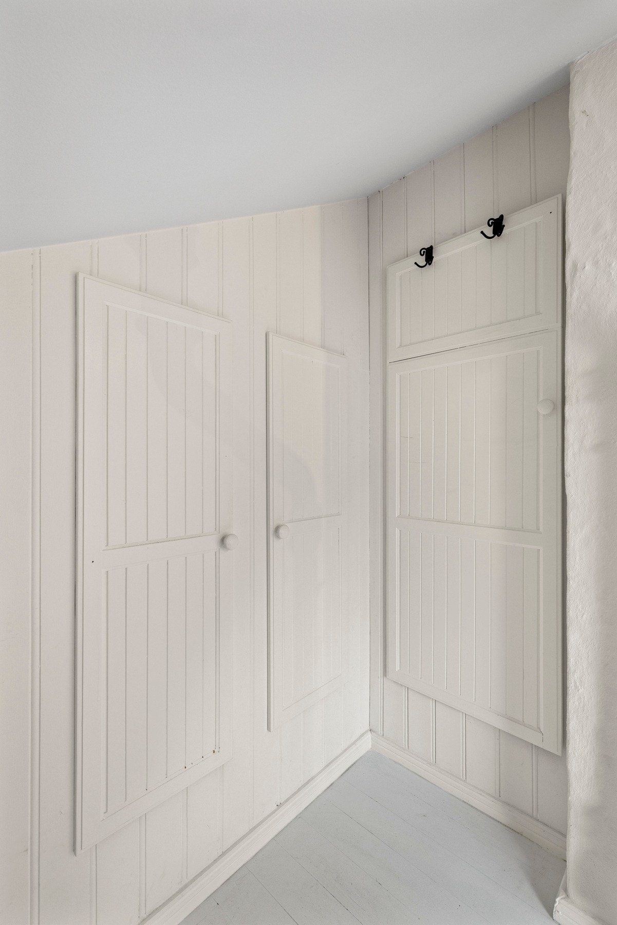 Praktisk lagringsplass bak kneveggen på soverommet. Galleribilde