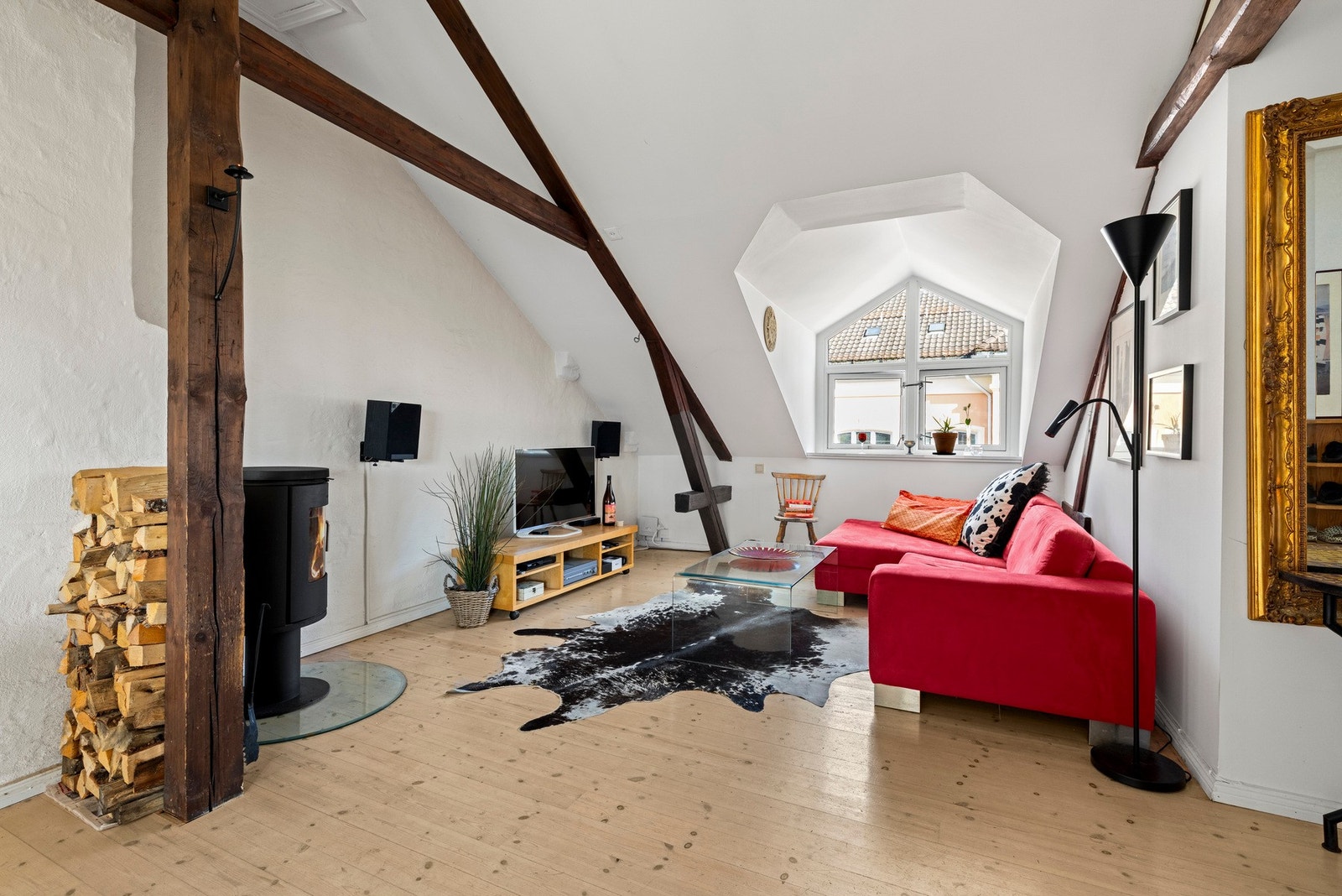 Velkommen til en sjelden mulighet - Sjarmerende toppleilighet med hems, peis og nydelige detaljer i hjertet av byen. Galleribilde