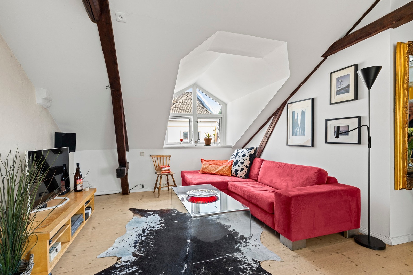 Stuen byr på gode møbleringsmuligheter, her er det enkelt å innrede etter eget ønske. Galleribilde