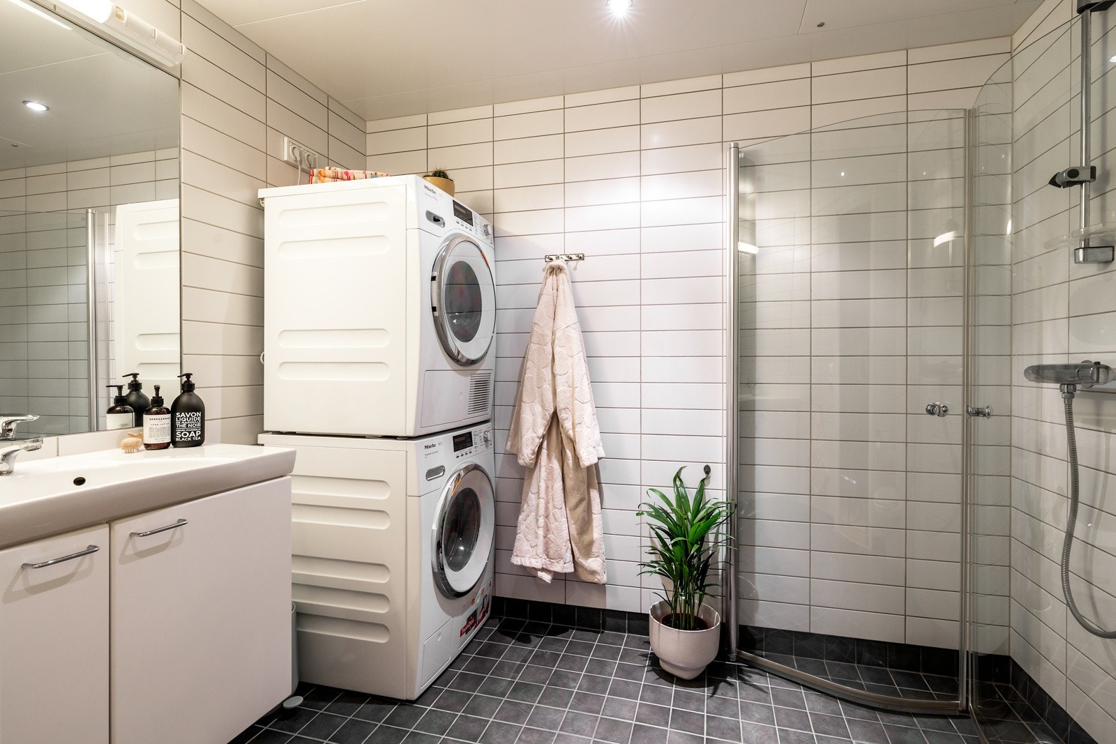 Leiligheten har et delikat bad. Badet er flislagt med varmekabler og har opplegg for vaskemaskin Galleribilde