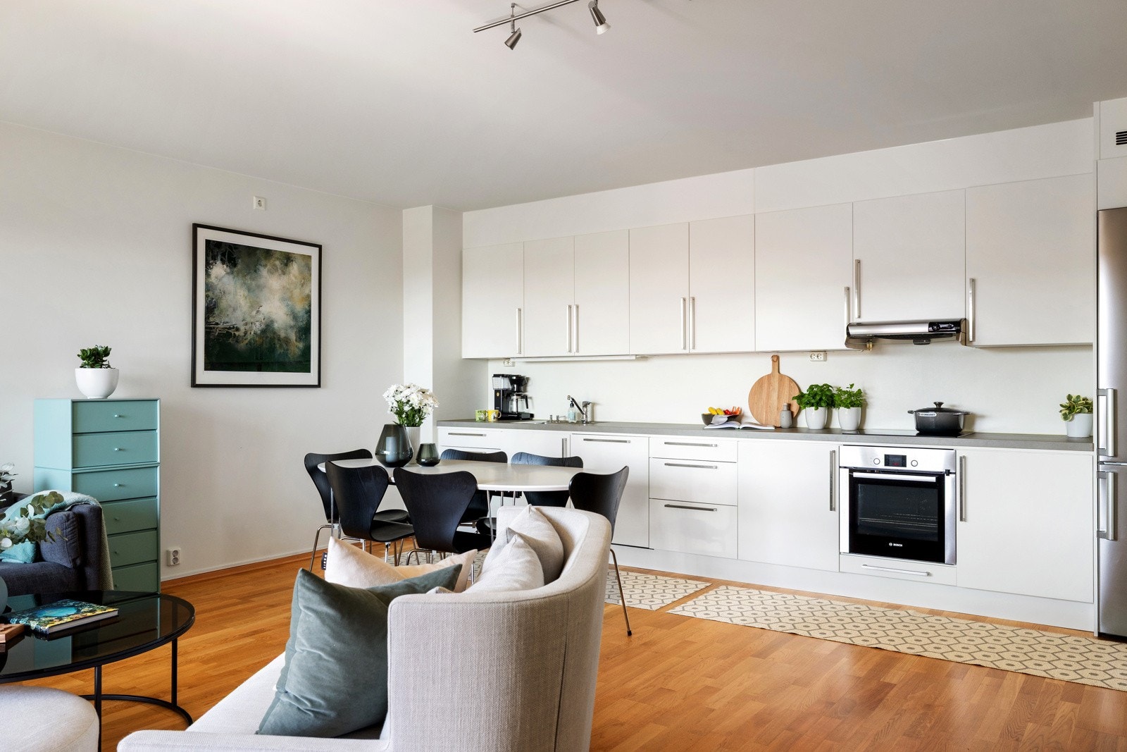 Tidløs kjøkkeninnredning med glatte fronter og benkeplate av laminat Galleribilde