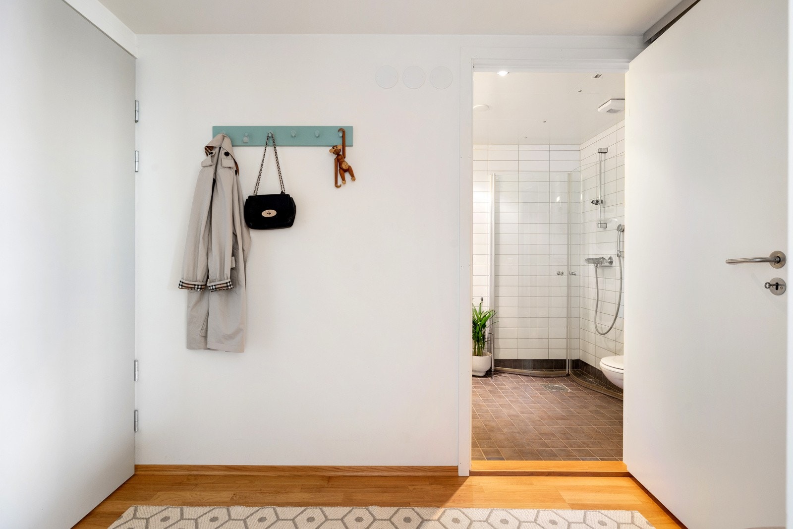 Leiligheten ligger høyt og fritt i 6. etasje og har heisadkomst til leilighetsplan Galleribilde