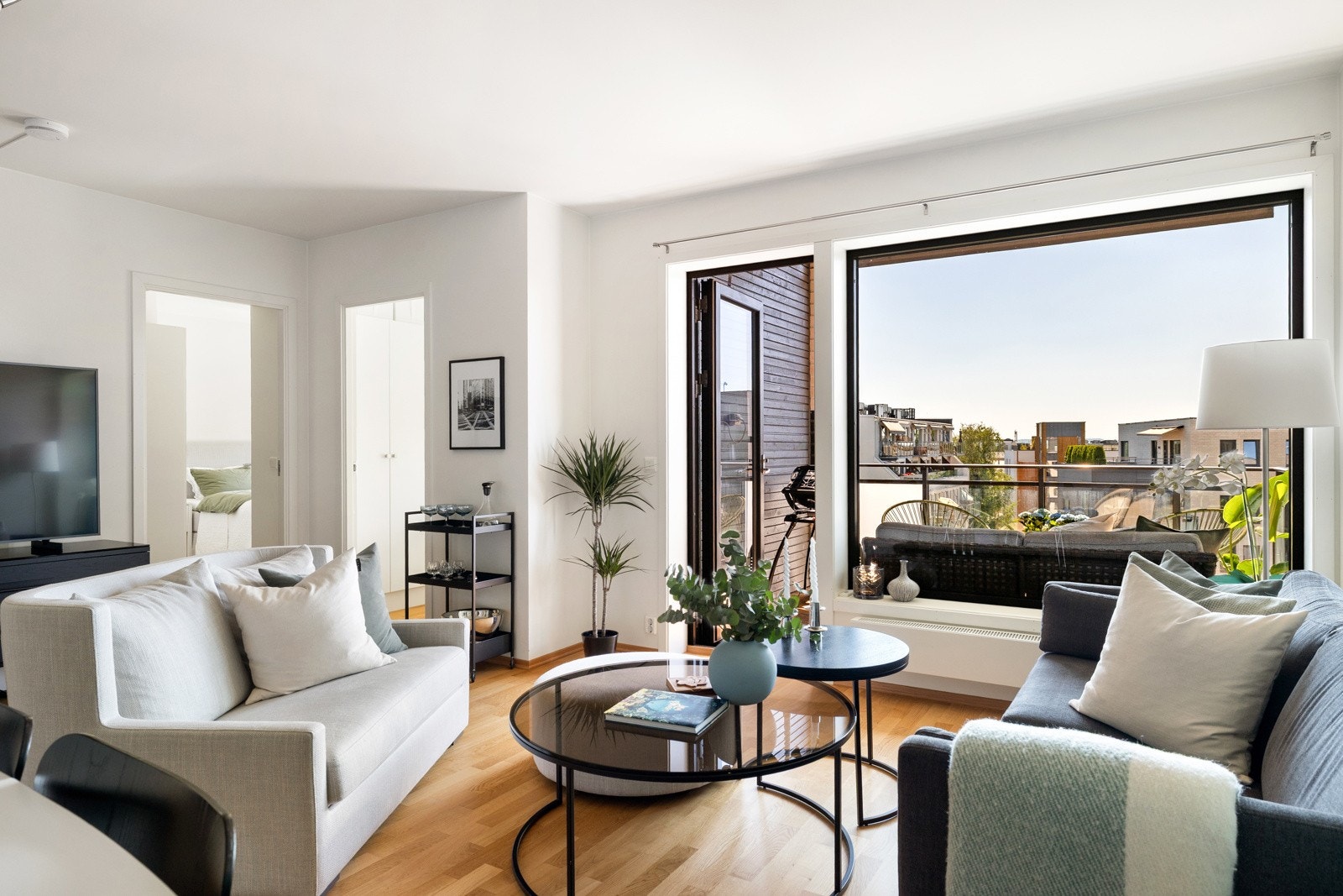 Stuen ligger i åpen løsning med kjøkkenet Galleribilde