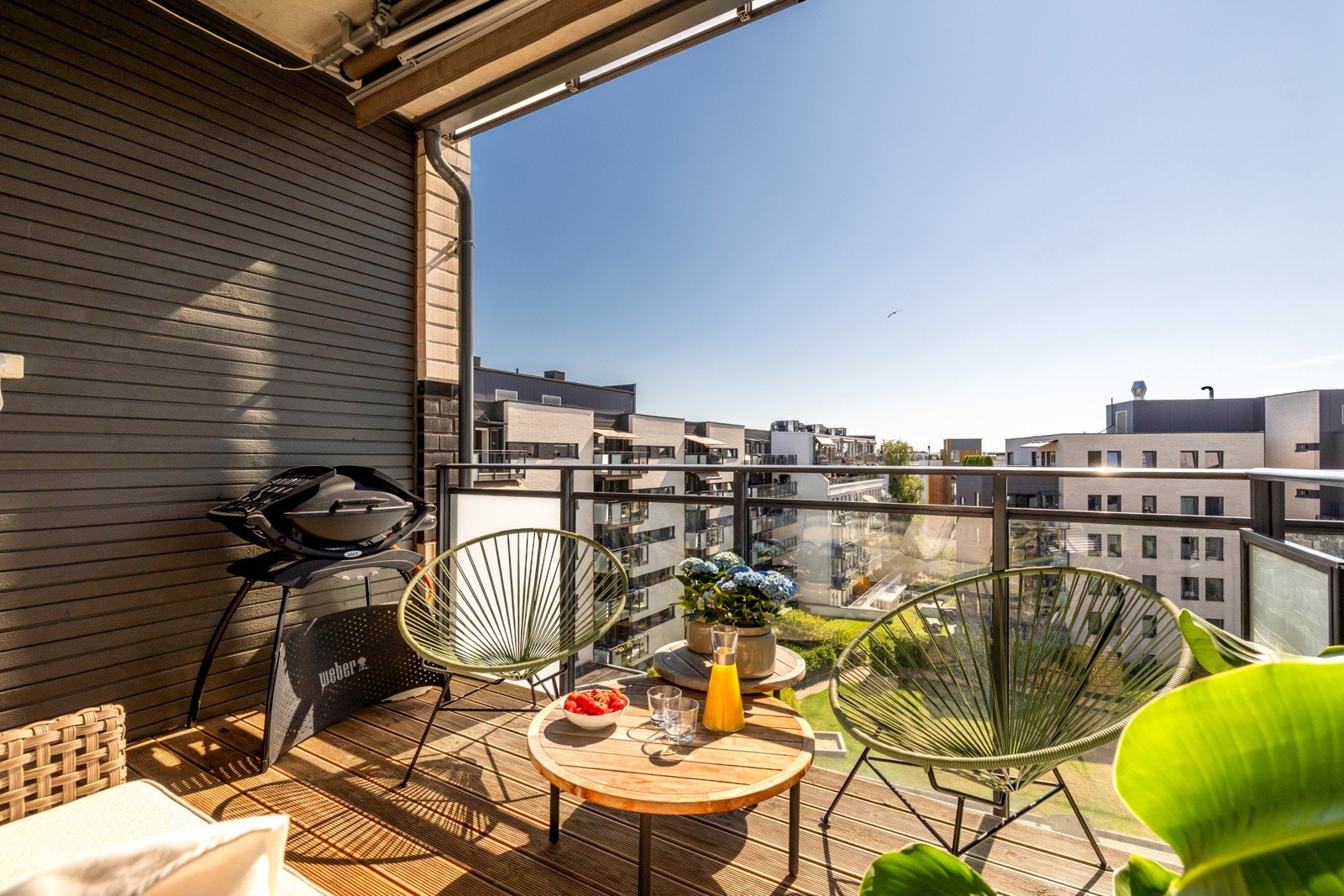 Balkongen er sydvestvendt så her kan varme dager nytes til det fulle Galleribilde