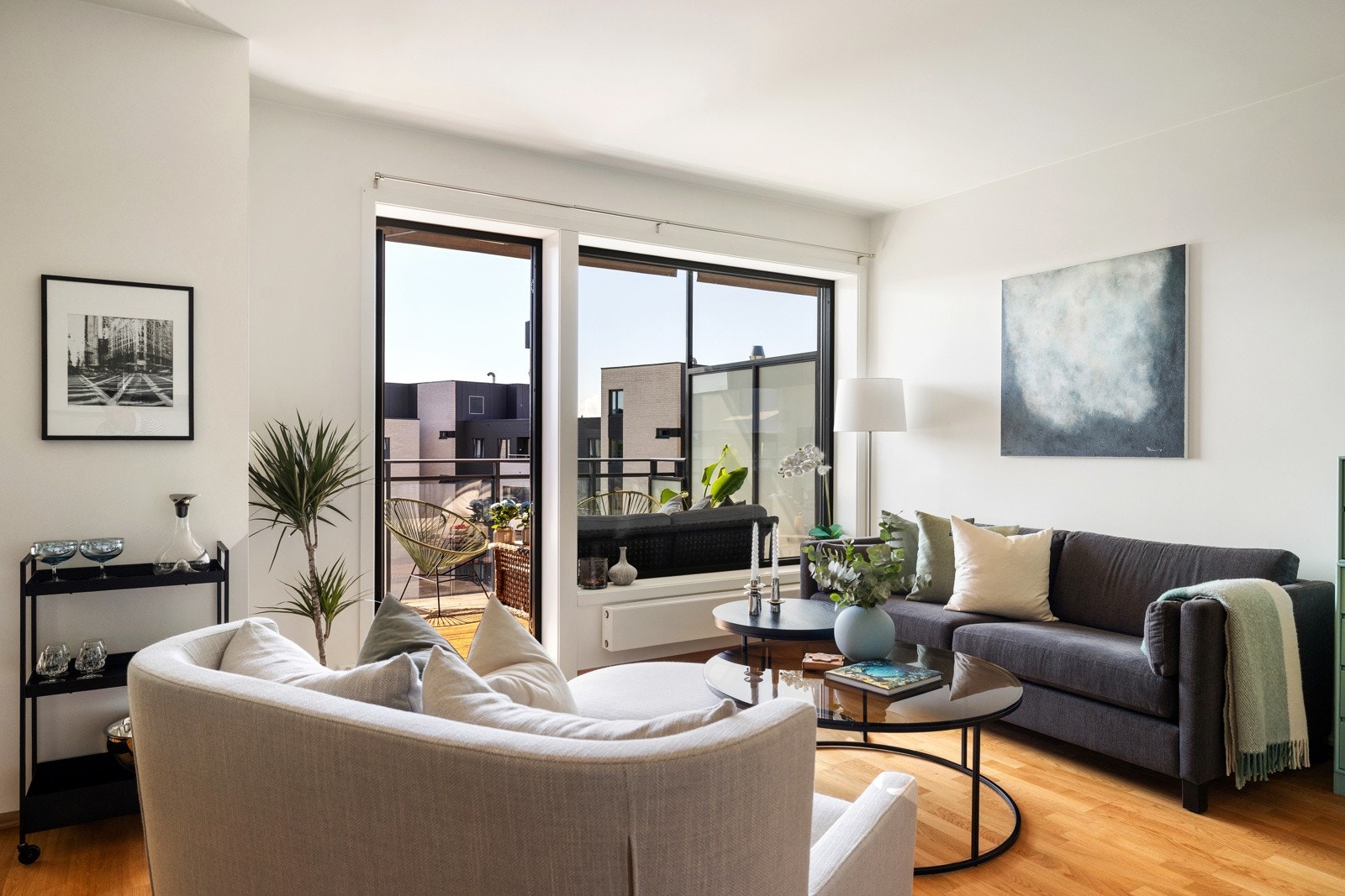 Et romslig og herlig allrom med store vindusflater som slipper inn rikelig med naturlig lys Galleribilde