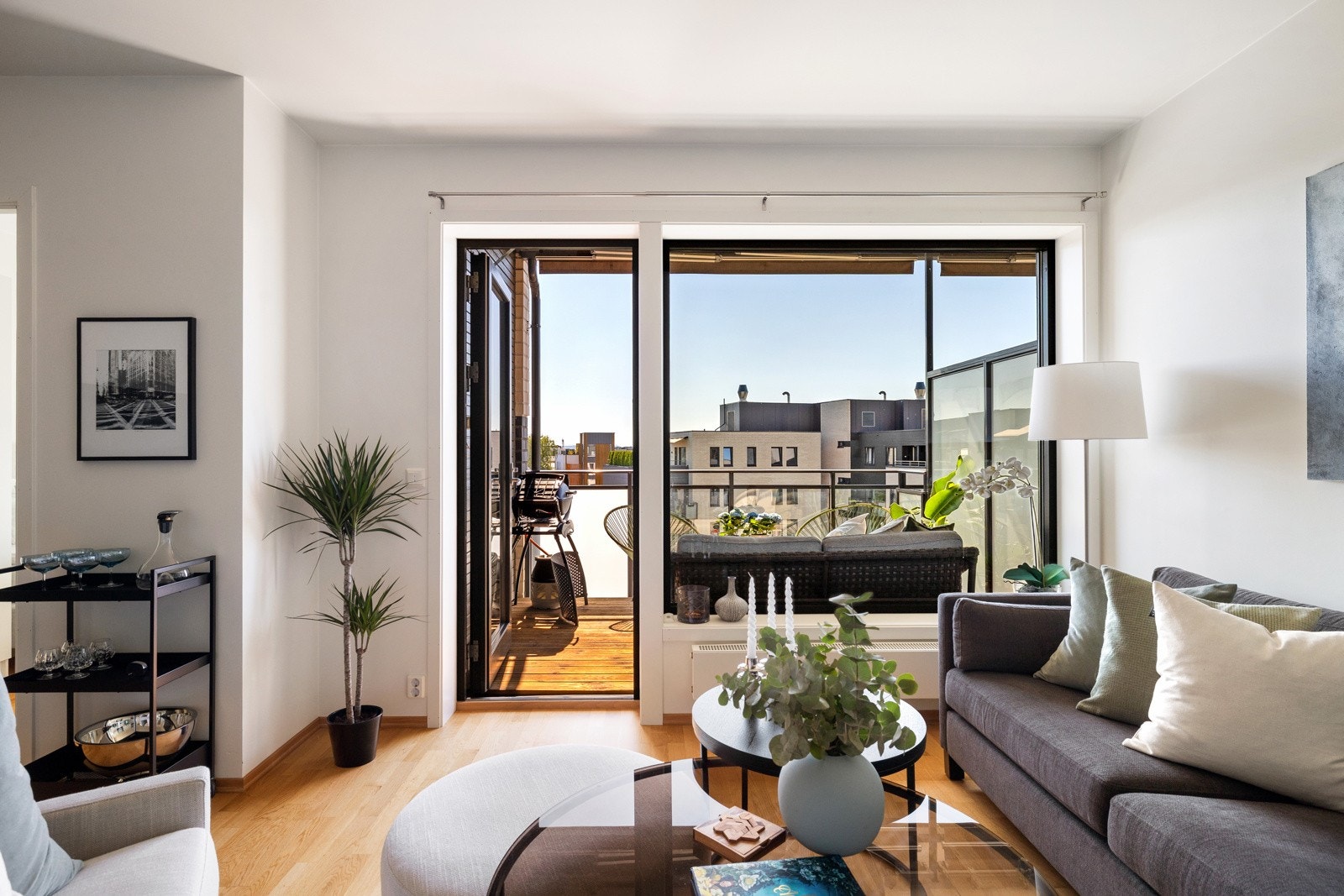 Fra stuen er det adkomst til leilighetens sydvestvendte balkong Galleribilde