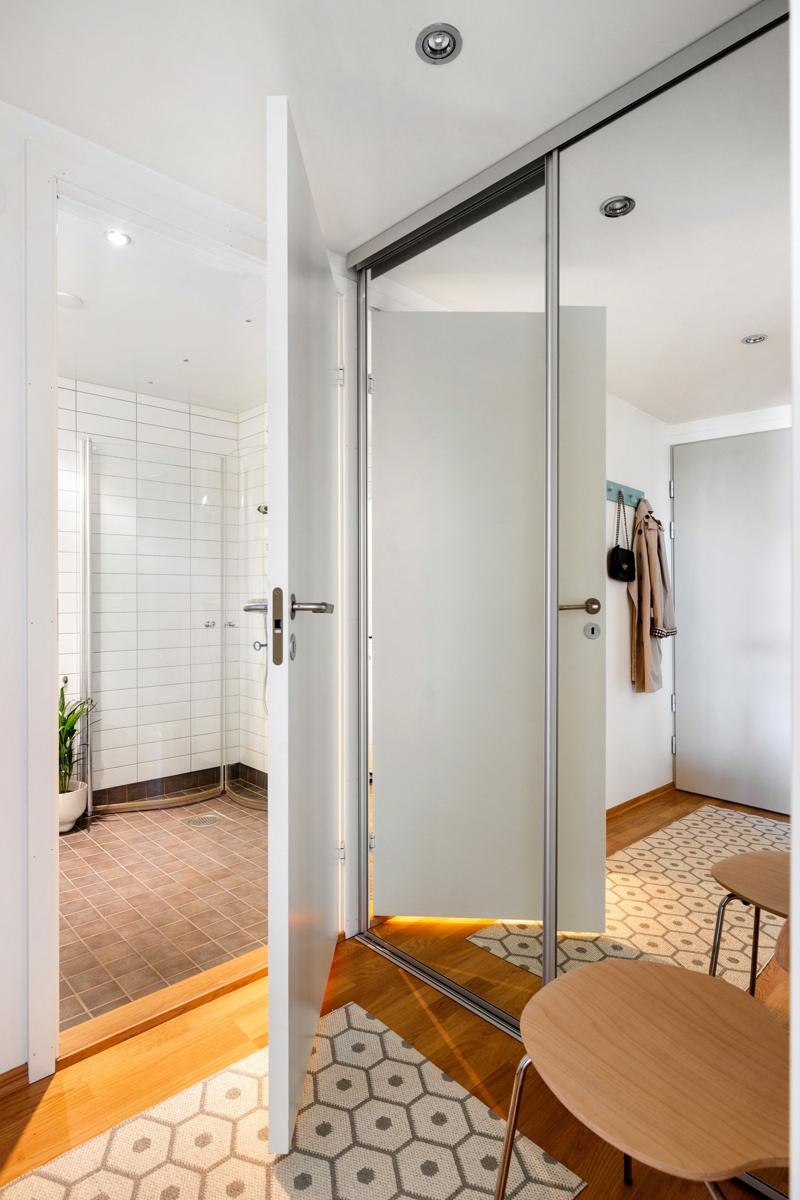 Sko, yttertøy og utstyr kan ryddes pent vekk i en garderobe med speilfronter Galleribilde