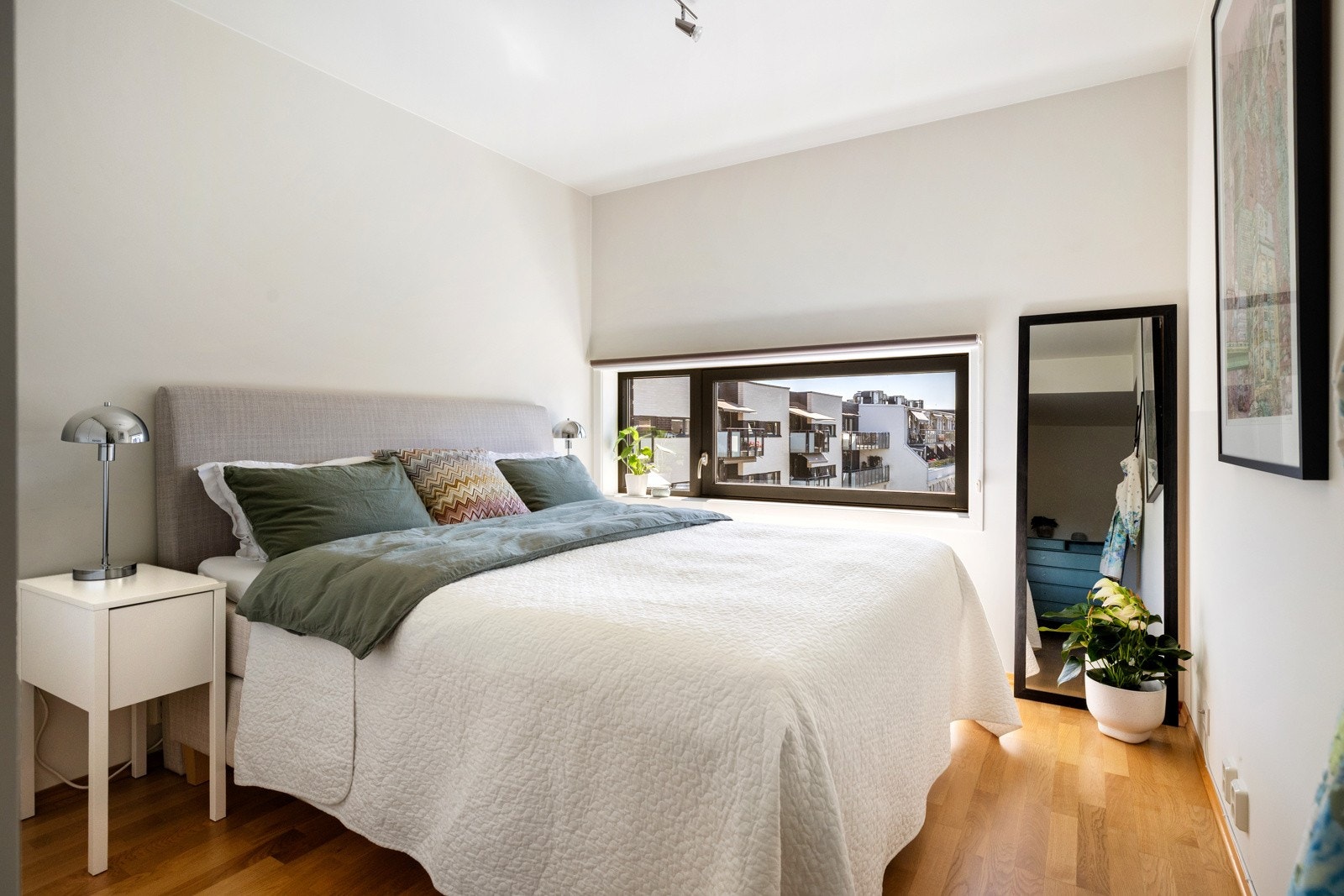 Hovedsoverommet er romslig og har god plass til garderobe Galleribilde