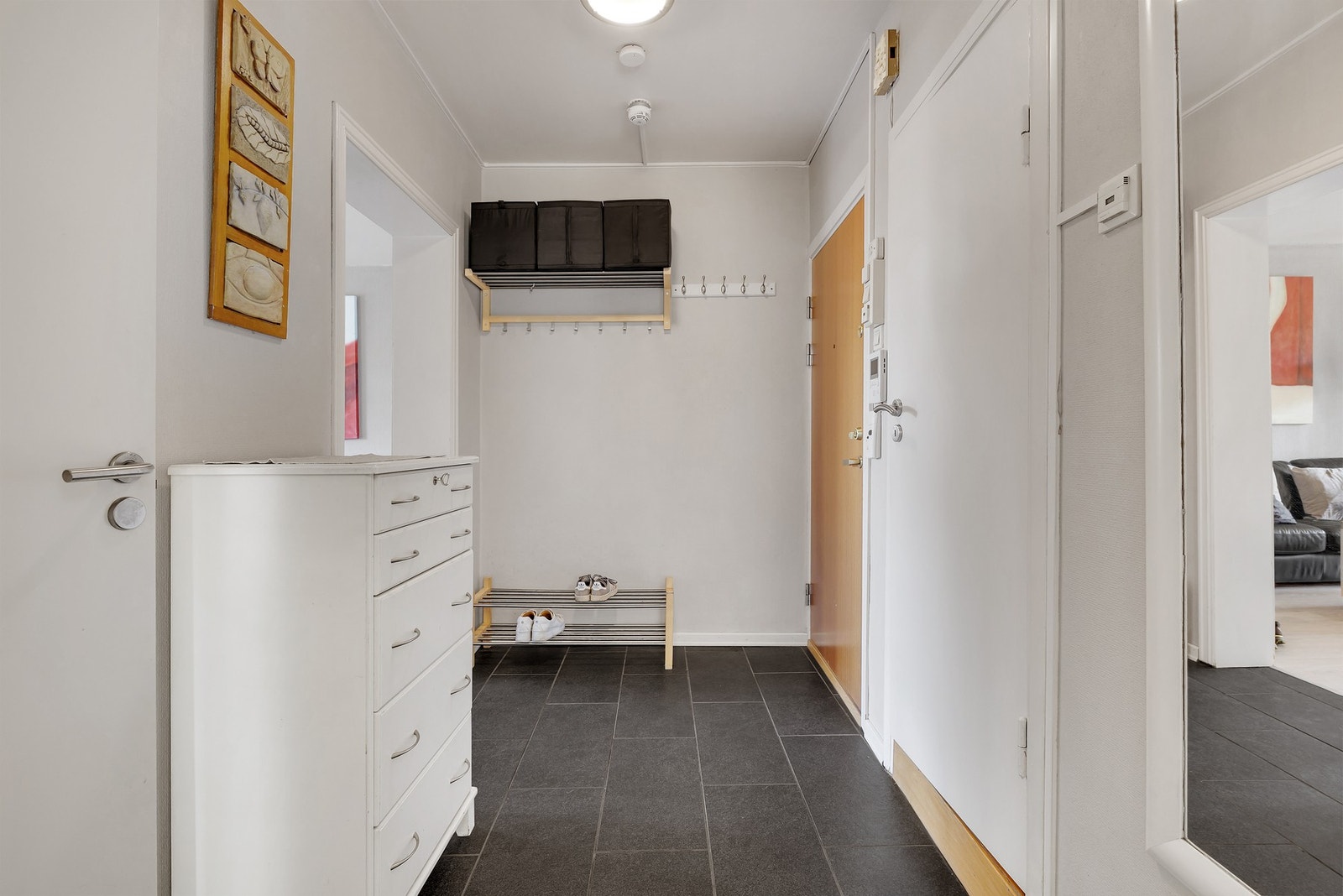 Entré som har godt med oppbevaring Galleribilde