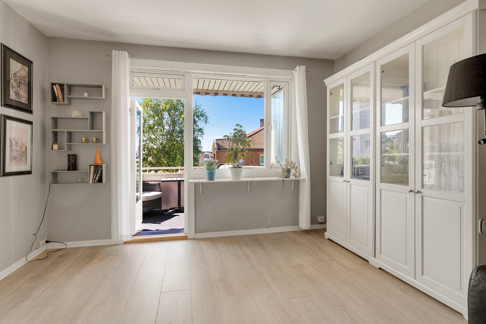 Stort vindu slipper inn rikelig med naturlig lys Galleribilde