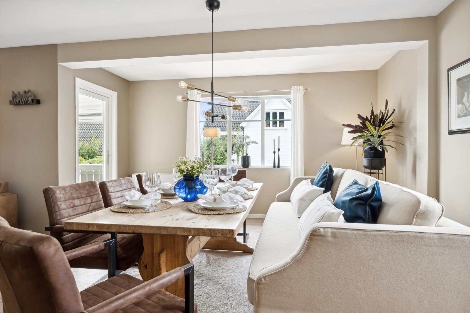 Fra stuen er det utgang til solrik veranda Galleribilde