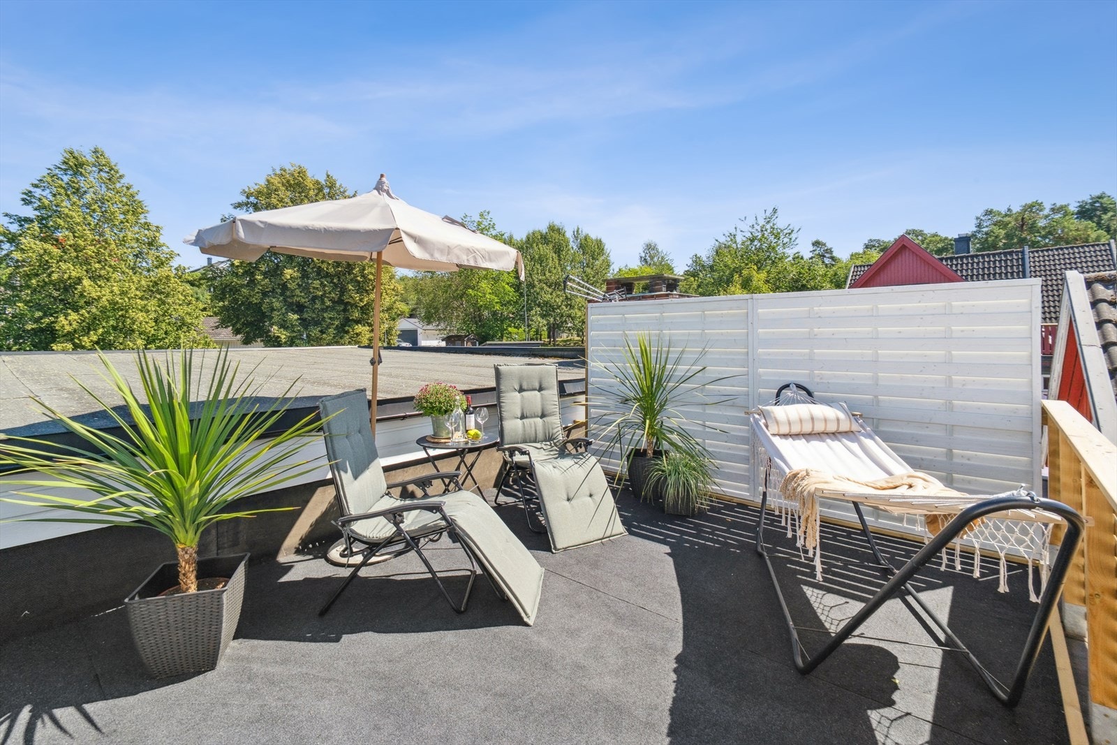 Meget solrik takterrasse Galleribilde