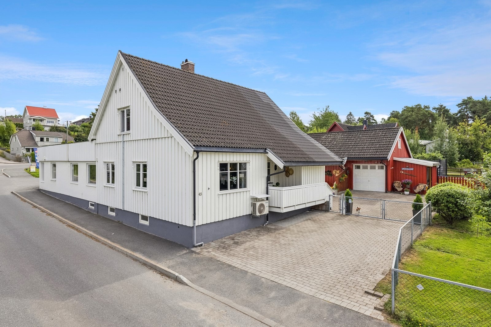 Gode parkeringsmuligheter på steinbelagt gårdsplass og i garasje Galleribilde