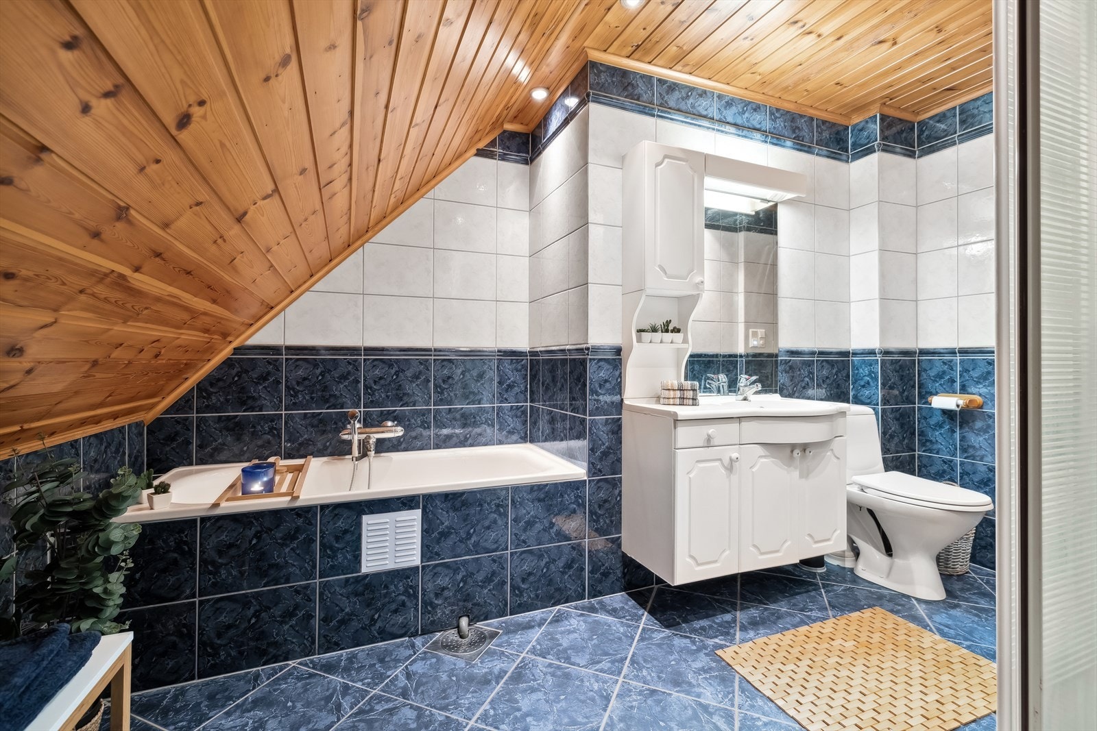 Flislagt bad med varmekabler i 2. etg. Badet er antatt oppgradert i 1999 og har både dusjkabinett og badekar Galleribilde