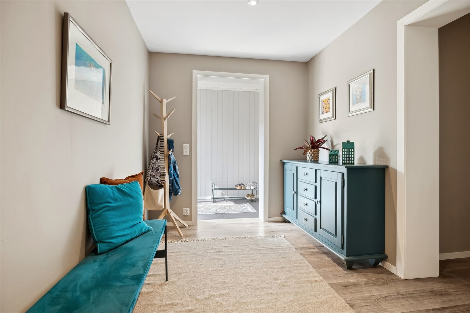 Entrè/hall med varme i gulv. Oppbevaring i praktisk skyvedørsgarderobe. Galleribilde