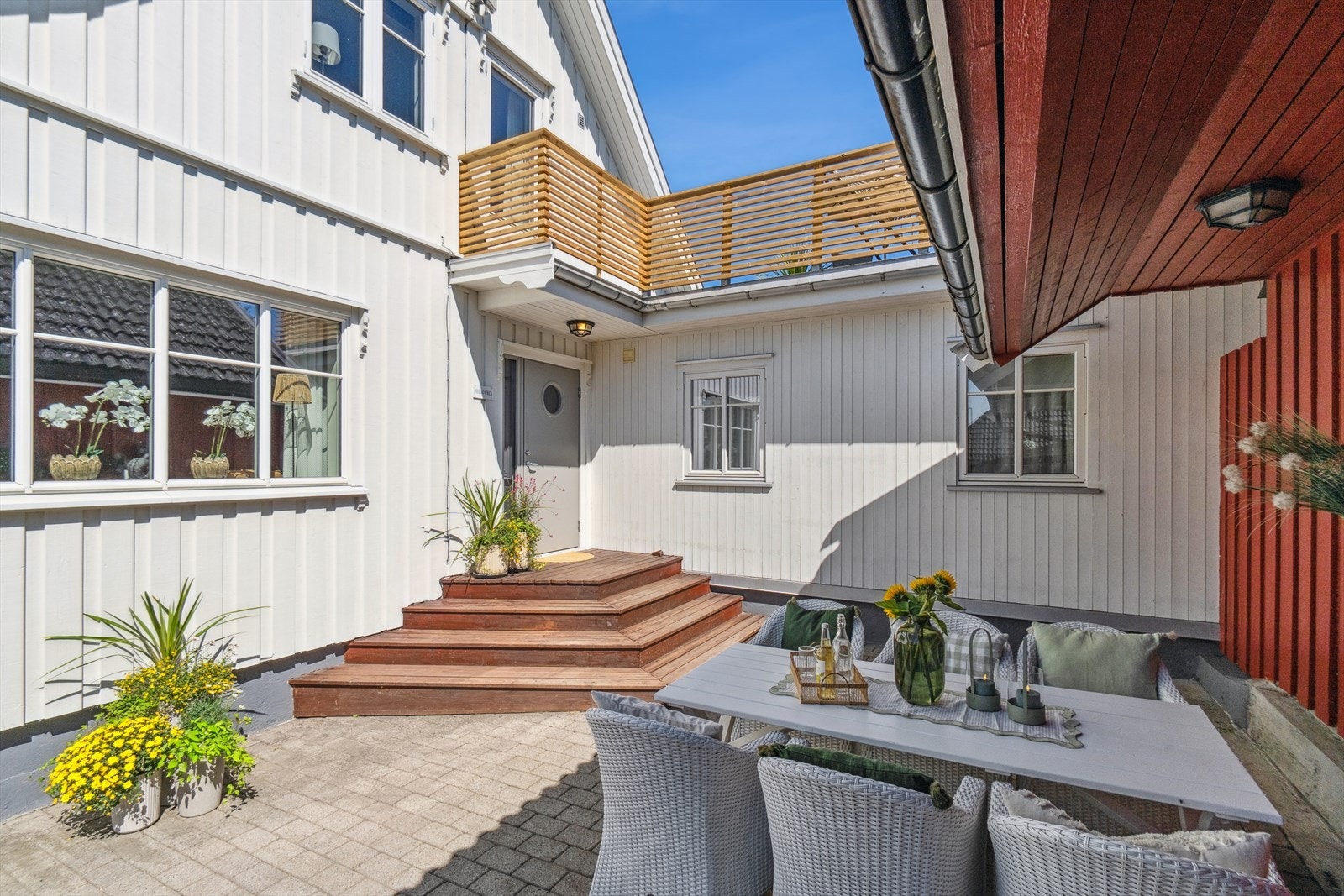 Usjenert og lun uteplass Galleribilde