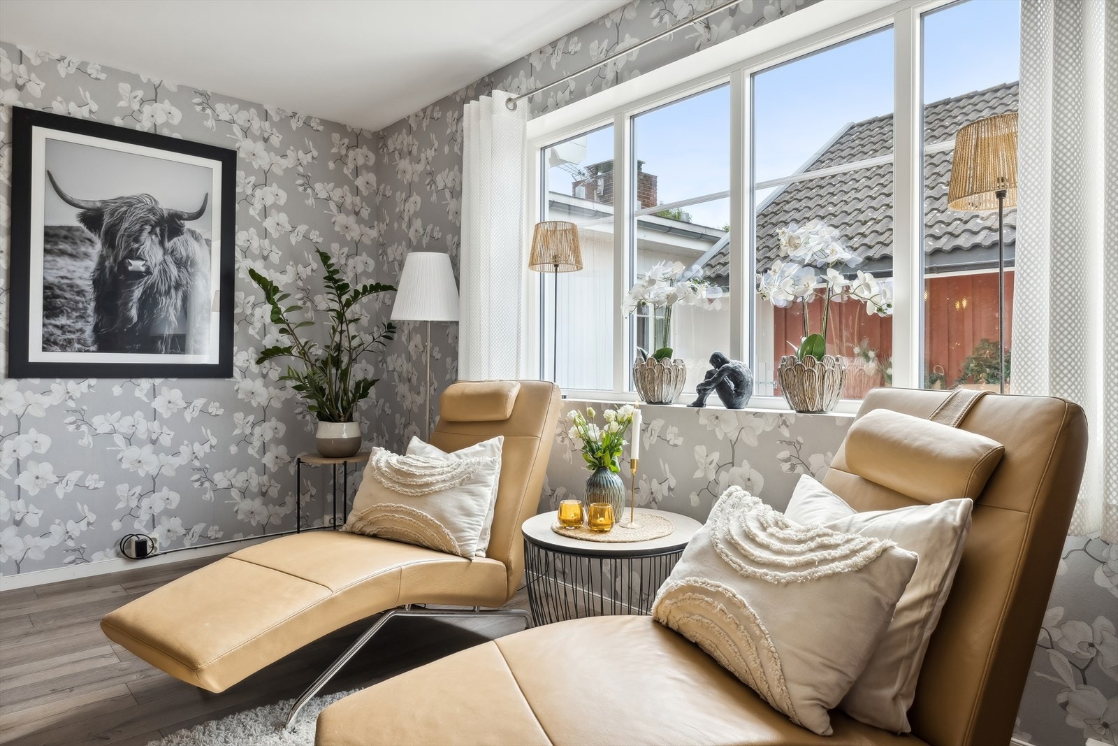 Romslig stue med god plass til flere møbleringer Galleribilde