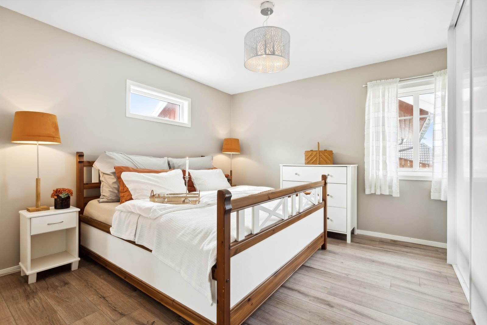 På hovedsoverommet er det godt med garderobeplass i 2 skyvedørsgarderober Galleribilde