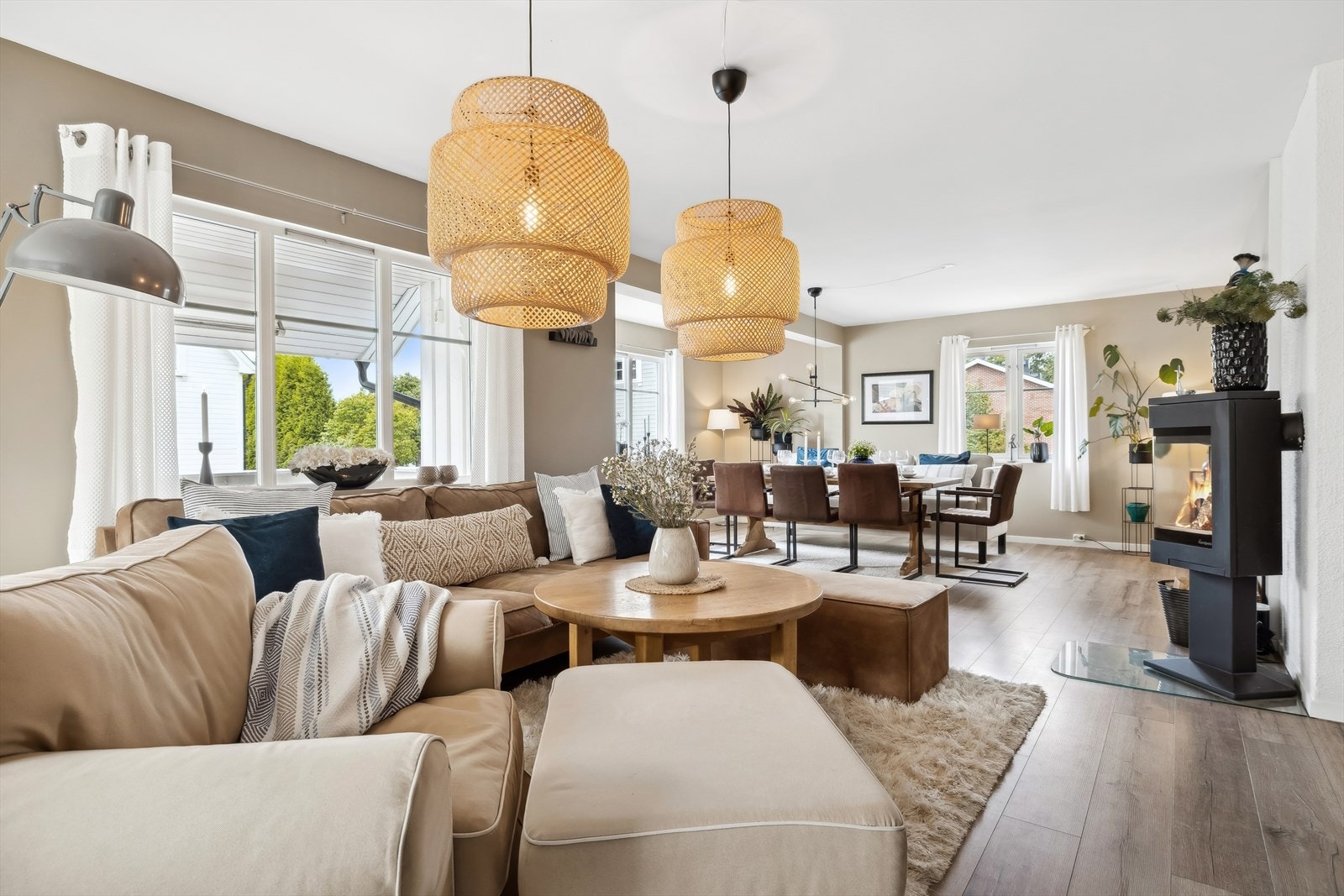 Stuen har oppvarming fra vedovn og varmepumpe. Galleribilde