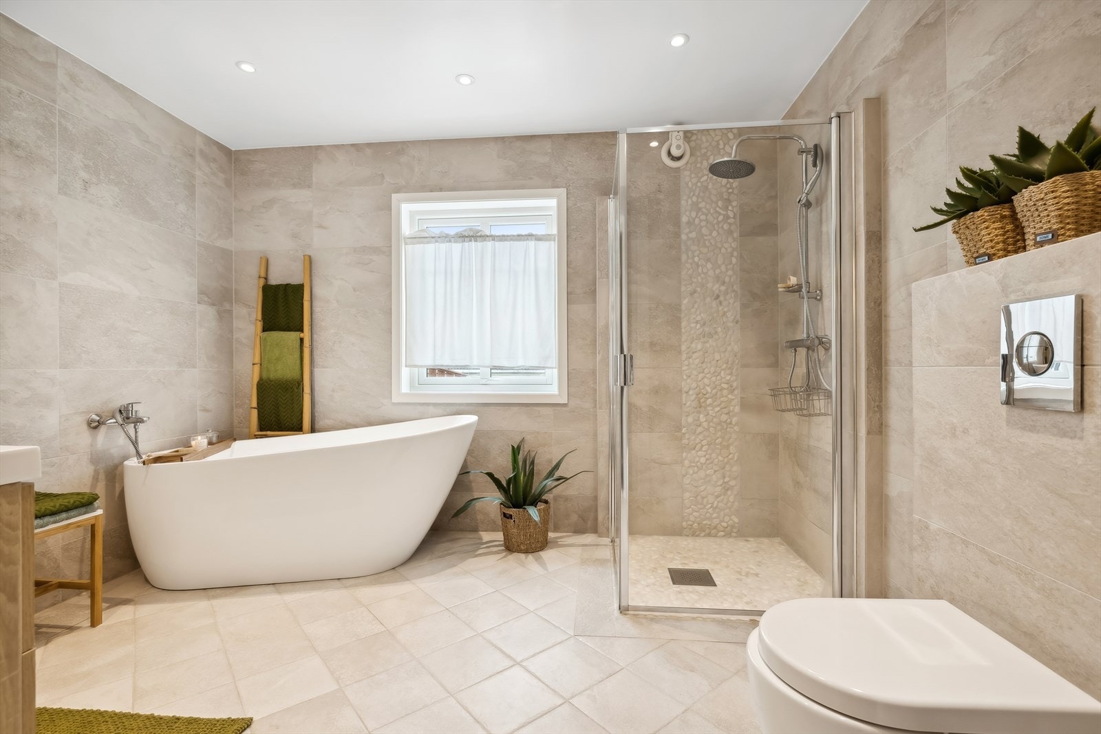 På badet er det både badekar og dusj Galleribilde