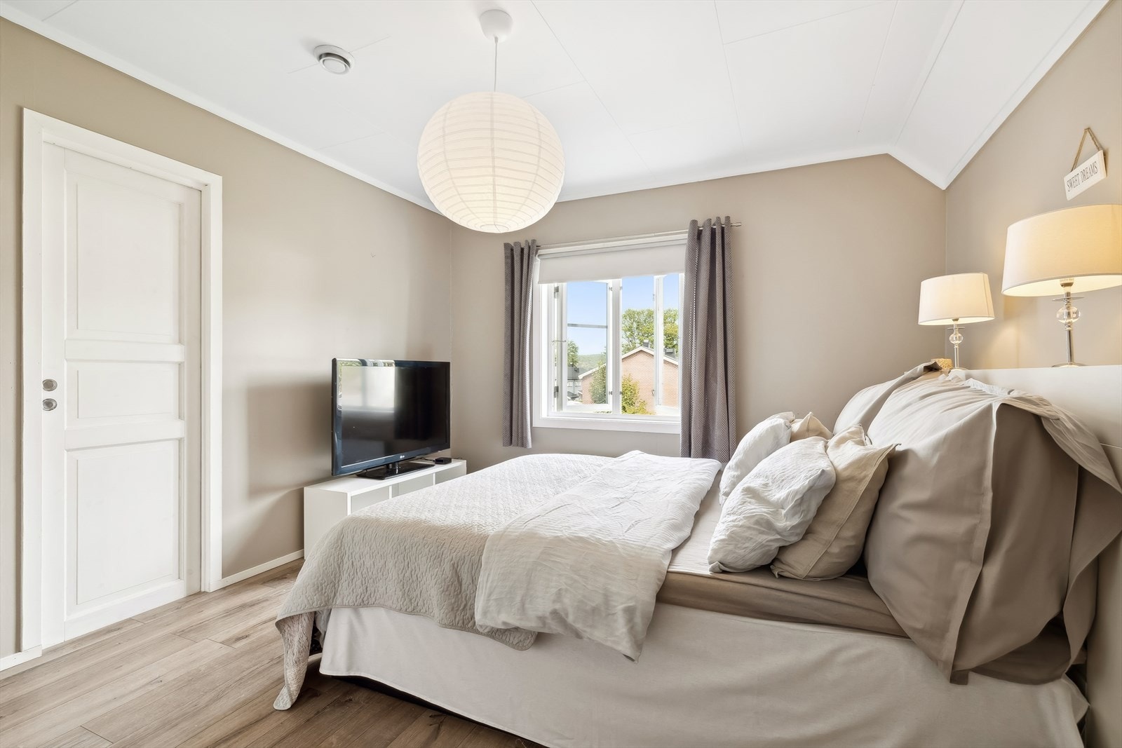 Soverom 2. etg. med dør til walk in closet Galleribilde