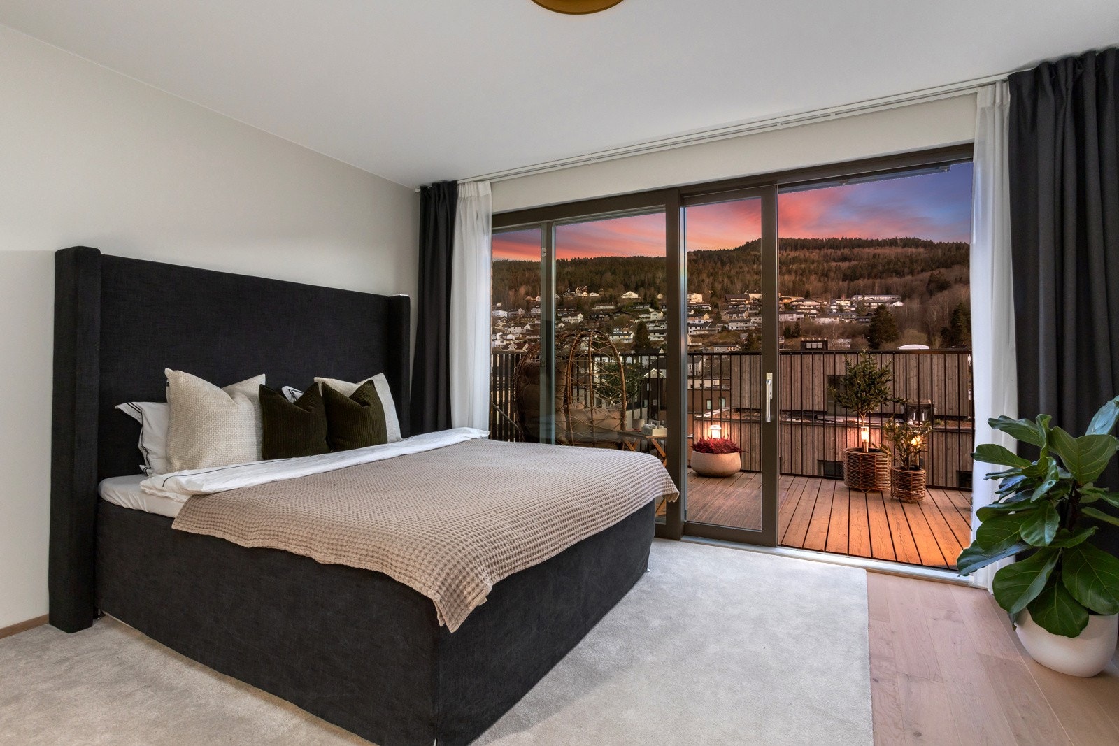 Masterbedroom med eget bad og utgang til balkong Galleribilde