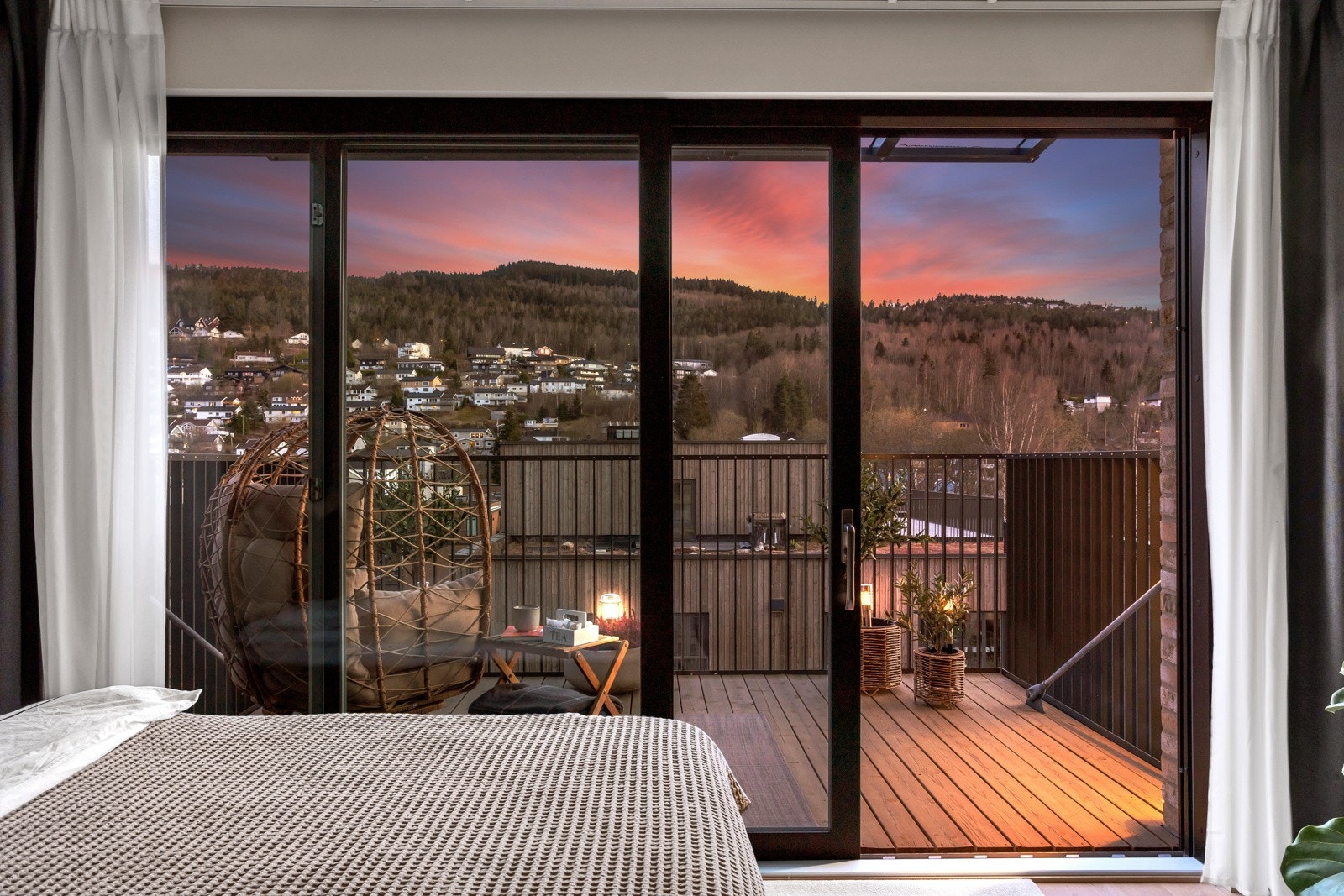 Stor heve-/skyvedør ut til balkong fra masterbedroom Galleribilde