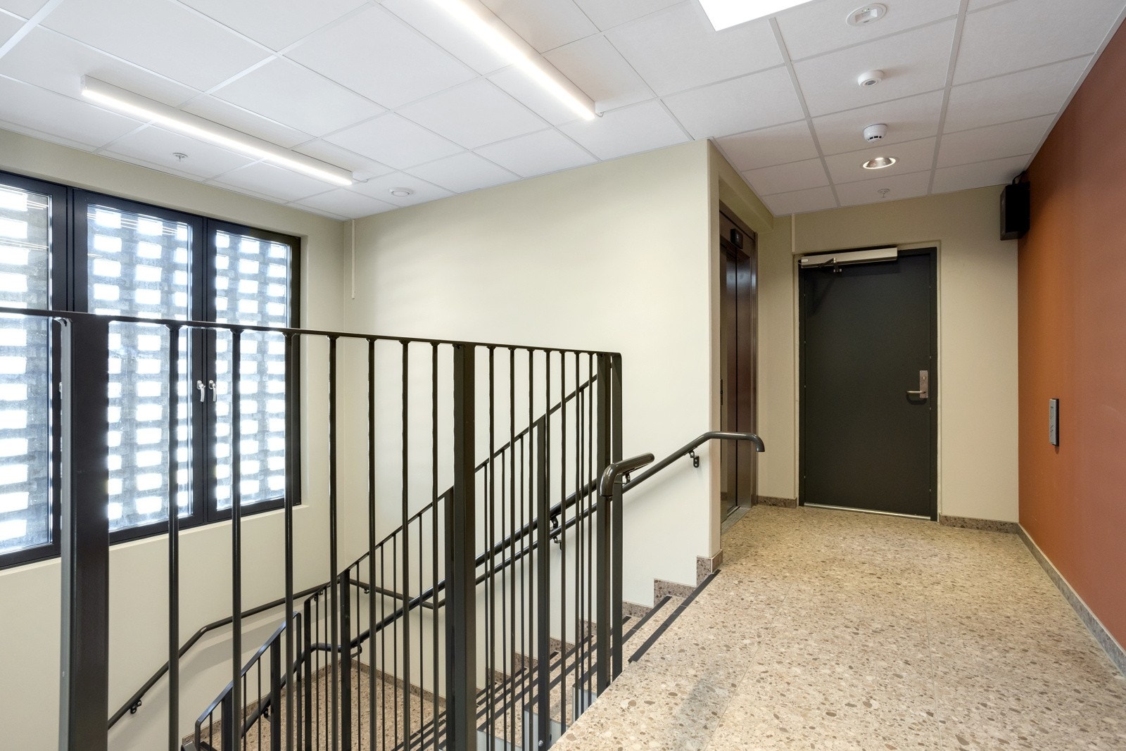 Flotte fellesarealer (døren som vises i bildet er nødutgang) Galleribilde