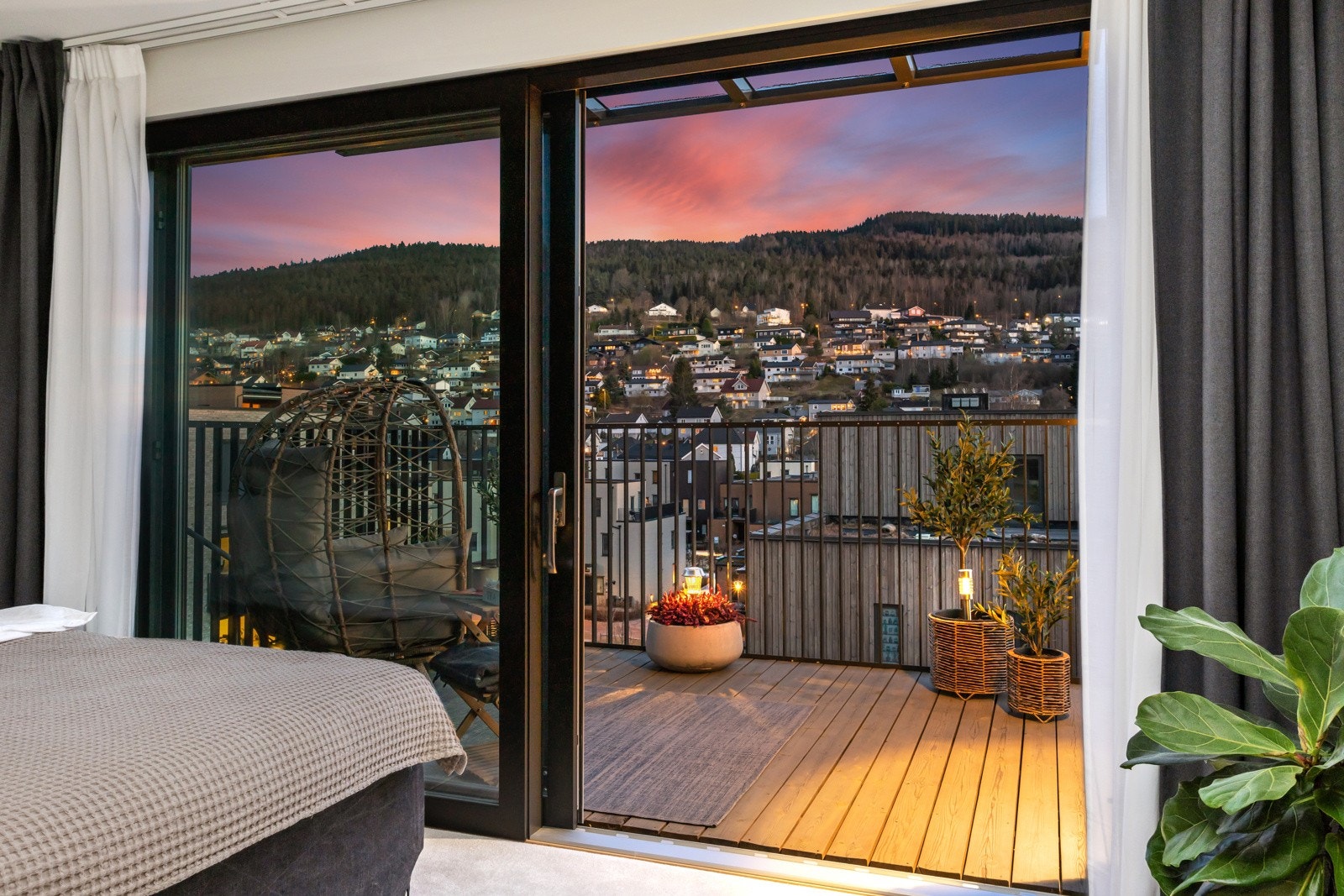 Balkong utenfor masterbedroom med morgensol Galleribilde