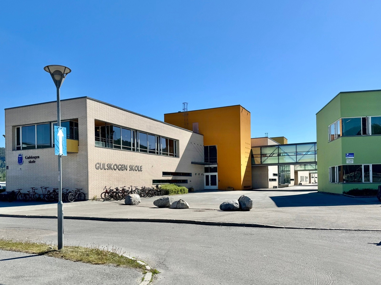Kun noen steinkast fra Gulskogen skole (600 elever fra 1. til 10. trinn) Galleribilde