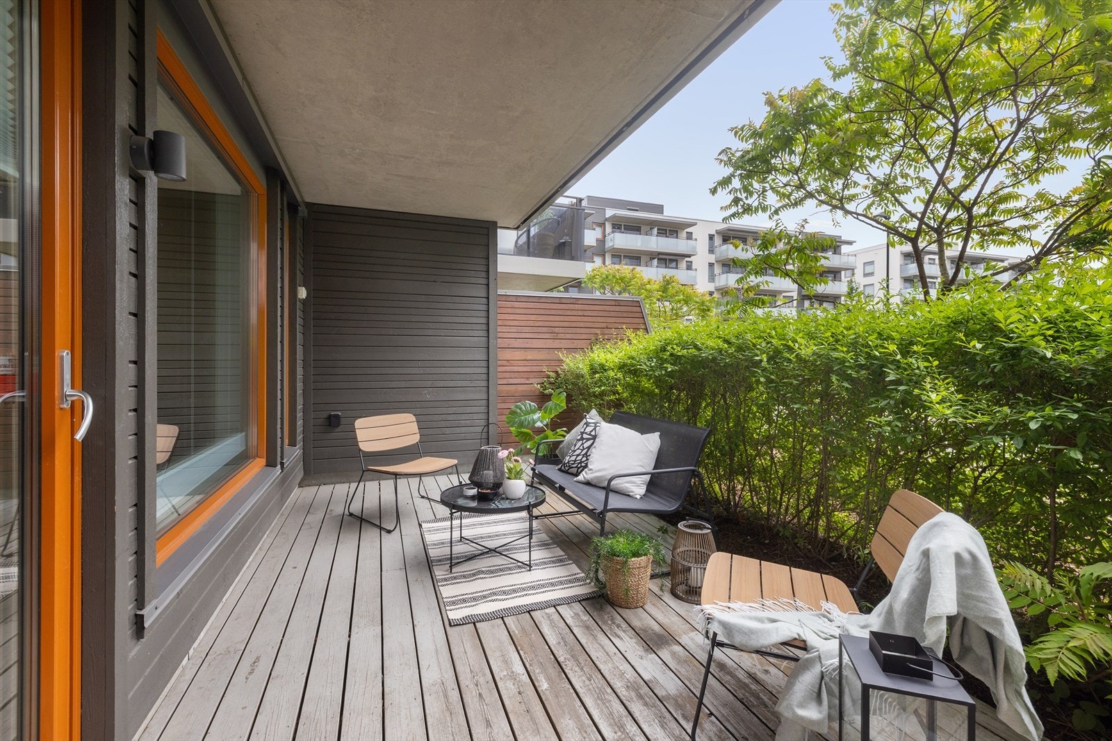 - Den stor terrassen fungerer i store deler av året som en forlengelse av leilighetens indre - Galleribilde