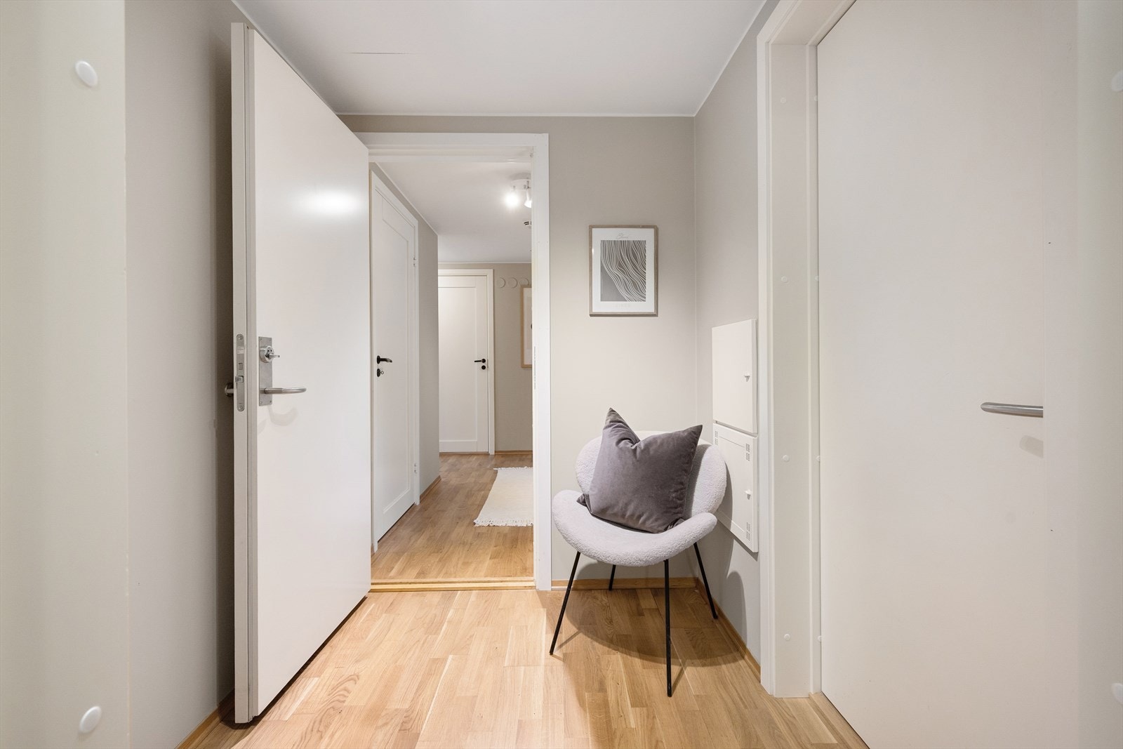 - Lys gang mellom hoveddel og utleiedel. Hybelen har egen inngang til høyre mens hoveddelen er rett frem i entréen - Galleribilde