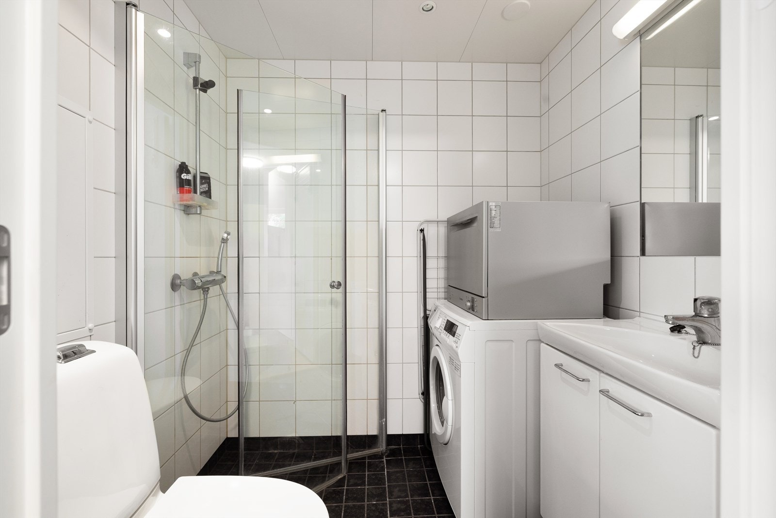 - Hybelen disponerer eget flislagt bad med gulvvarme. Dusjhjørne med innfellbare glassdører samt opplegg og plass for vaskemaskin - Galleribilde