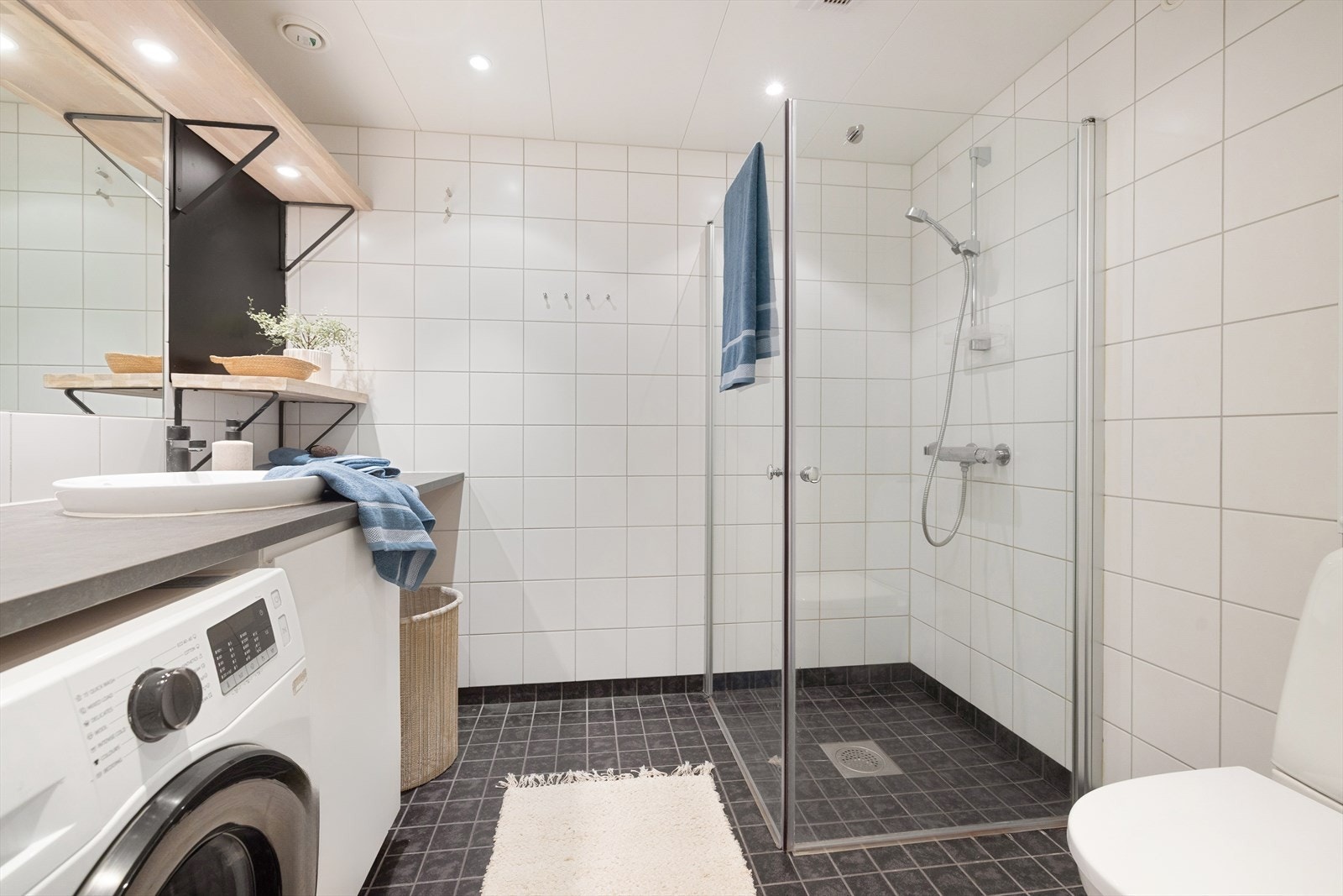 - Videre inn fra gangen finner vi et pent, lyst og flislagt baderom med varme i gulv - Galleribilde