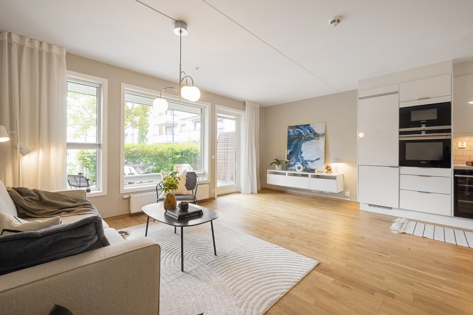 - Stuen i leiligheten er romslig og flott med store vindusflater som gir rikelig med naturlig lys, og skaper en god atmosfære - Galleribilde