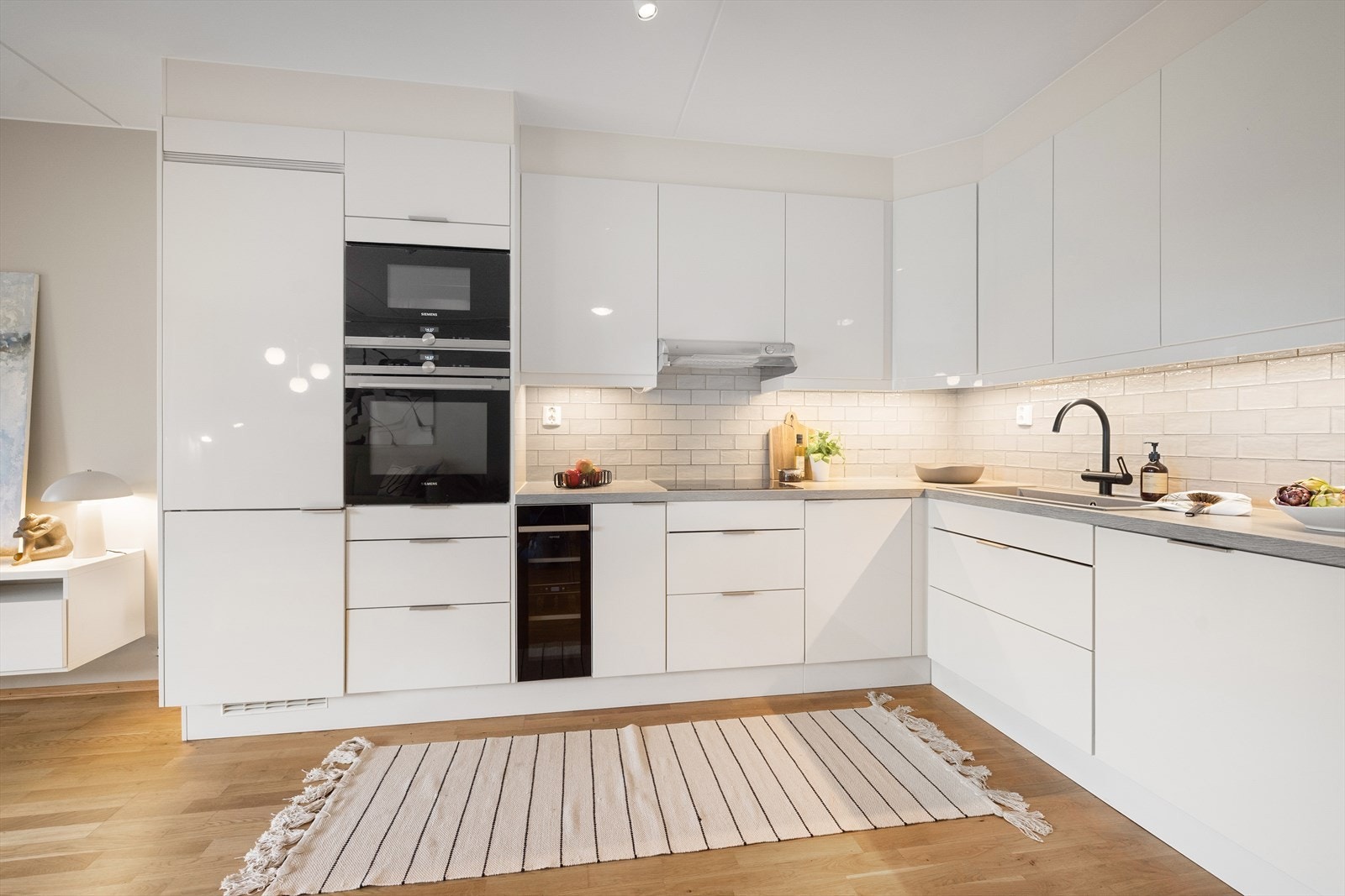 - Sigdal kjøkkeninnredning med hvite glatte fronter og laminerte benkeplater - Galleribilde